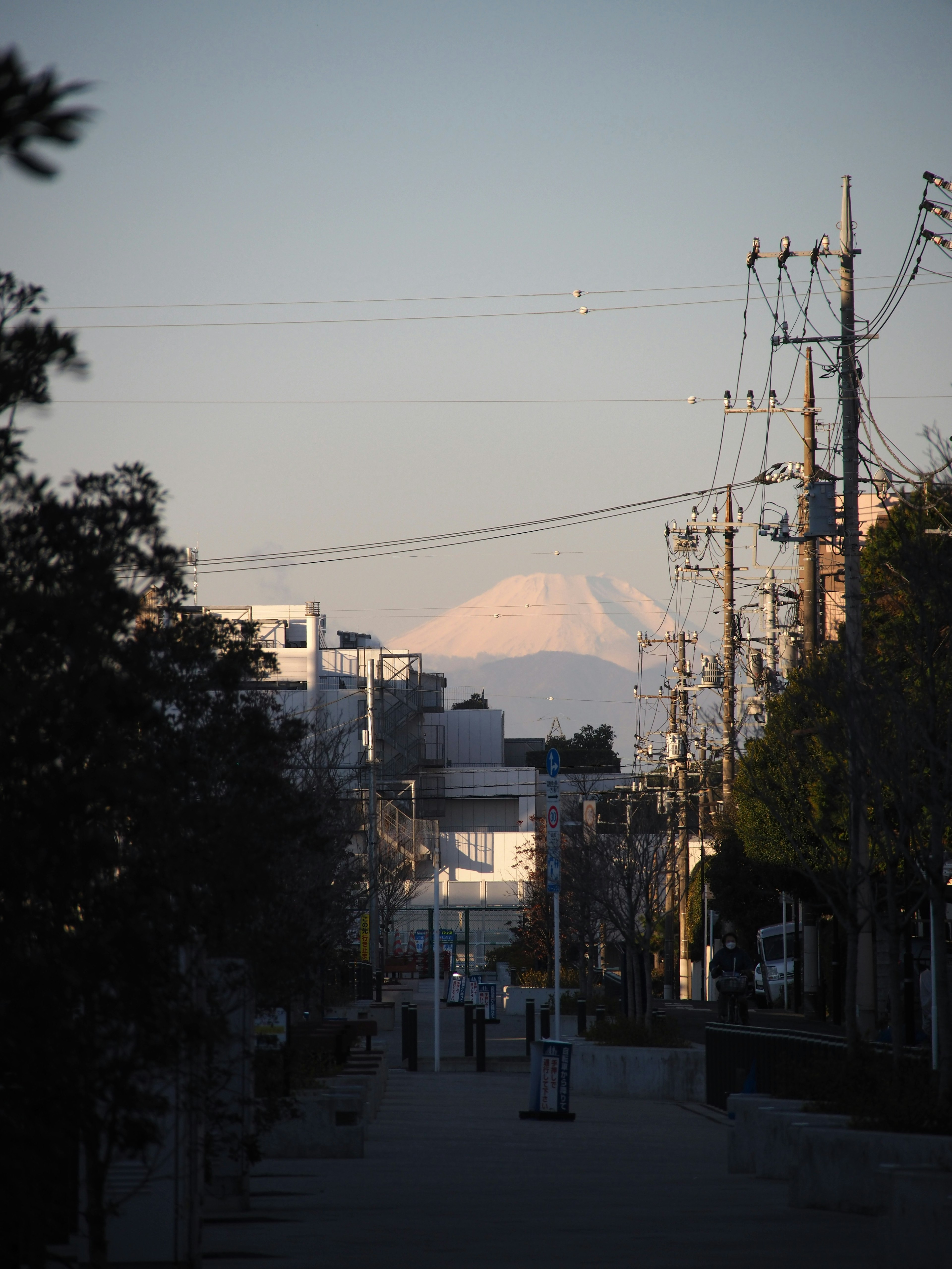 Straßenansicht mit dem Fuji im Hintergrund und Stromleitungen