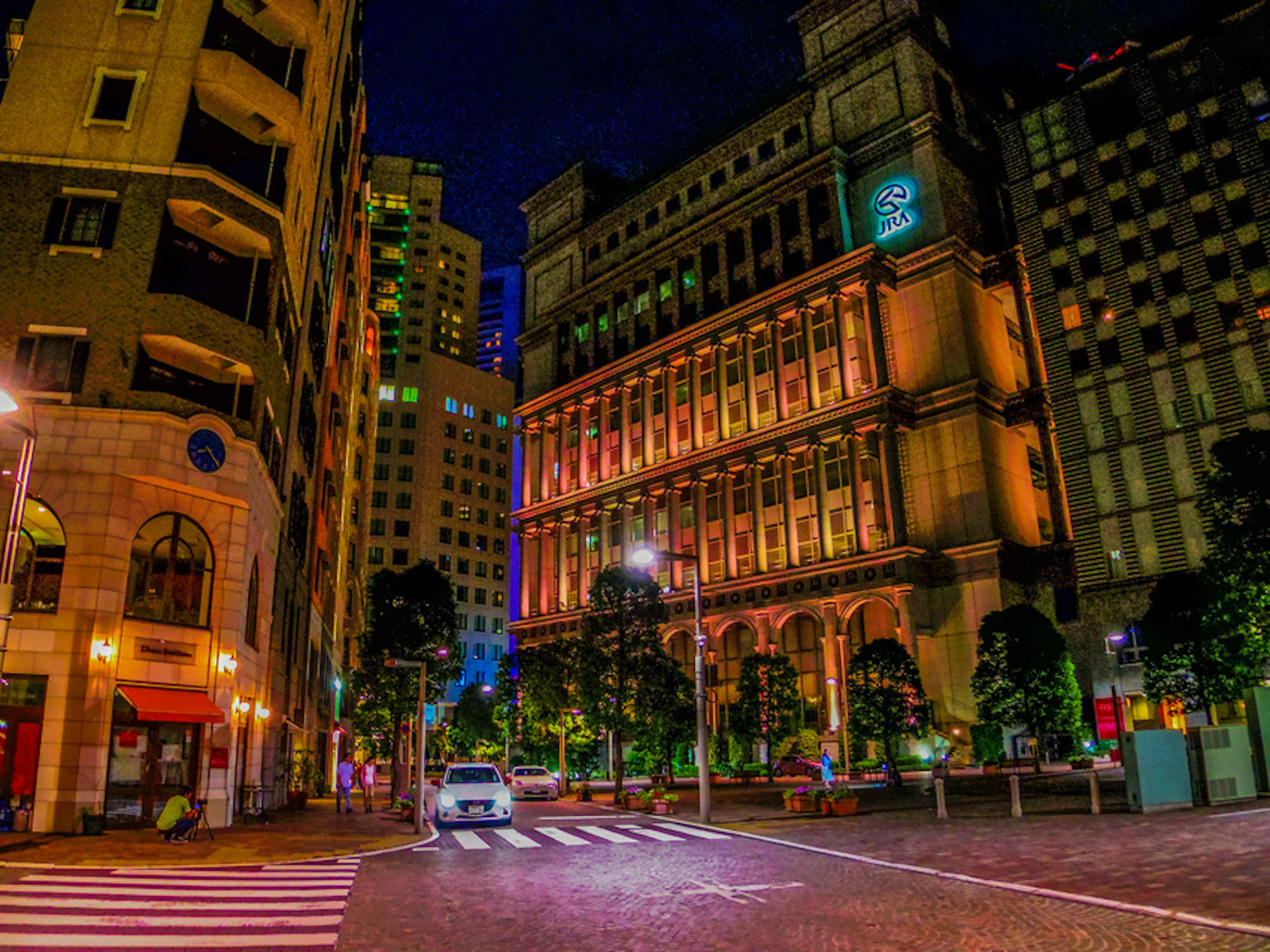 夜間城市風景，帶有精美照明的歷史建築和街道