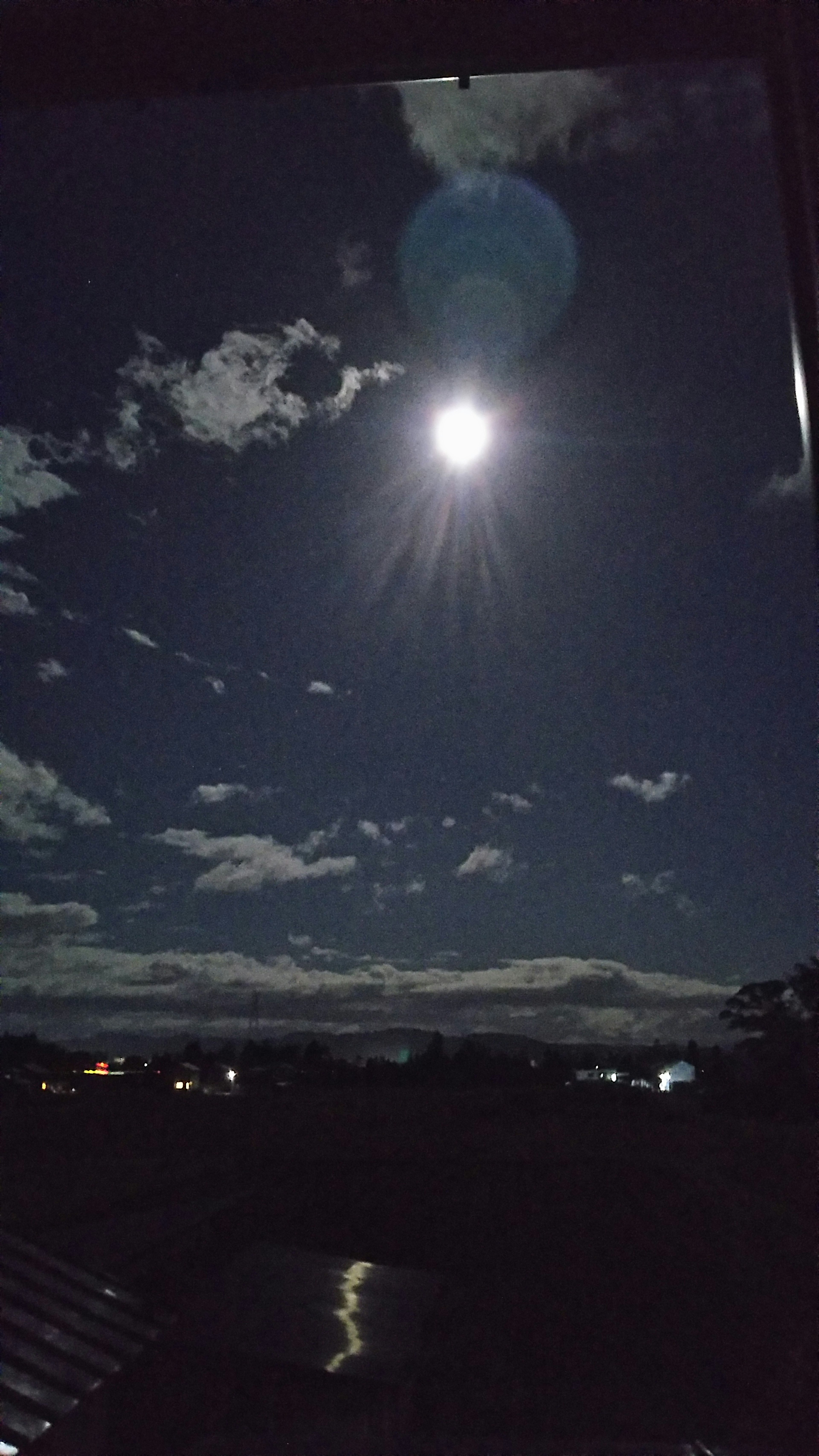 夜空に輝く満月と雲のある風景