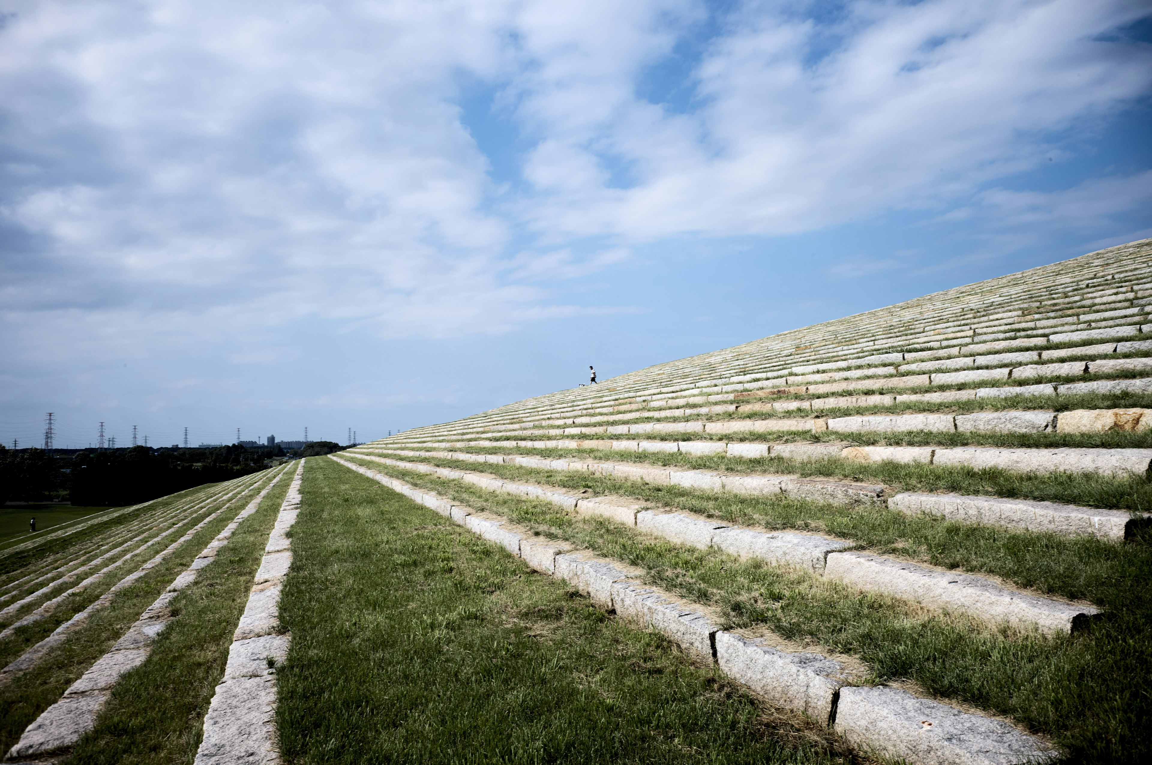 Foto di un paesaggio inclinato con erba e pietre disposte ordinatamente