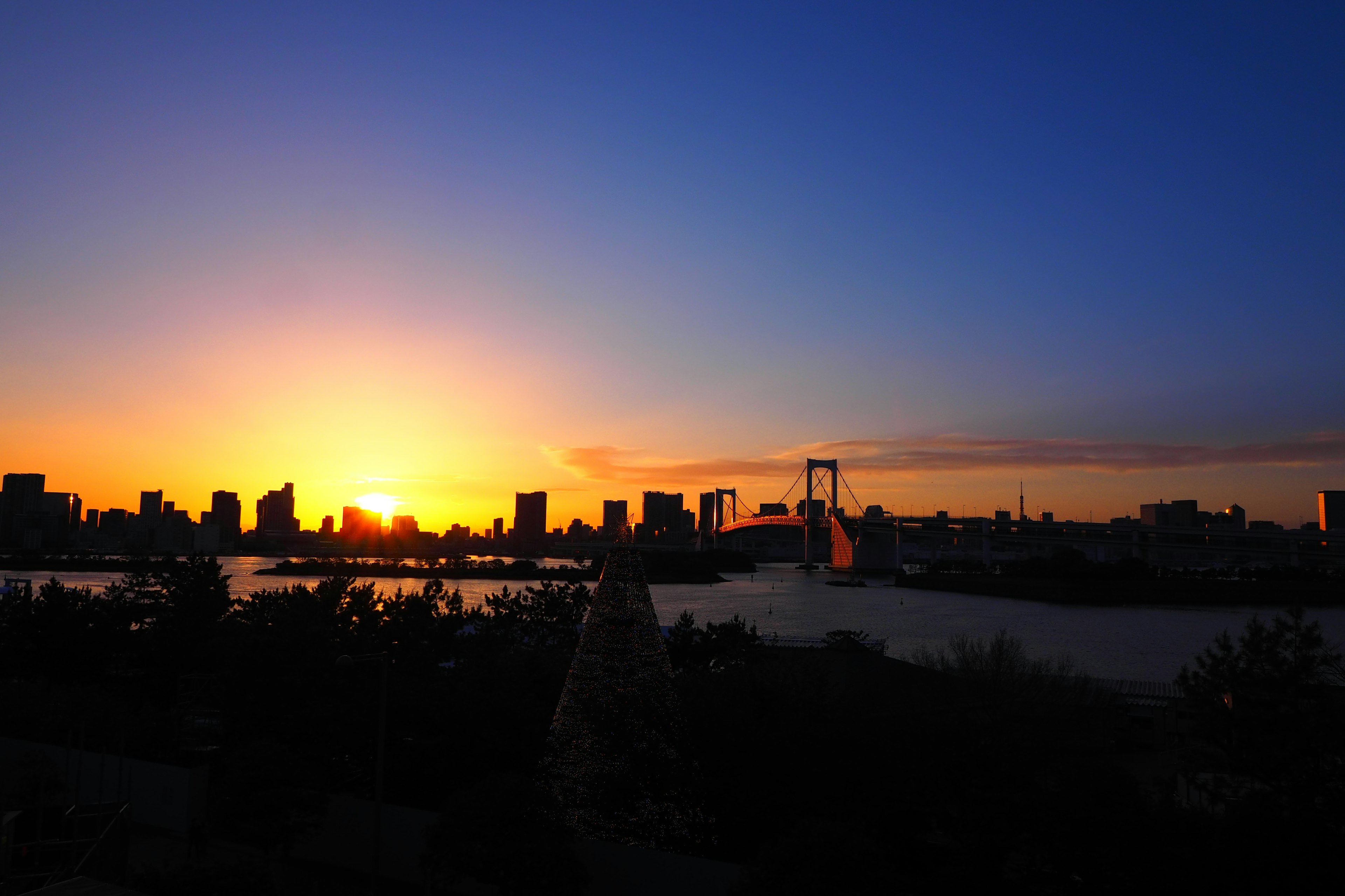 美しい夕焼けを背景にした都市のシルエット