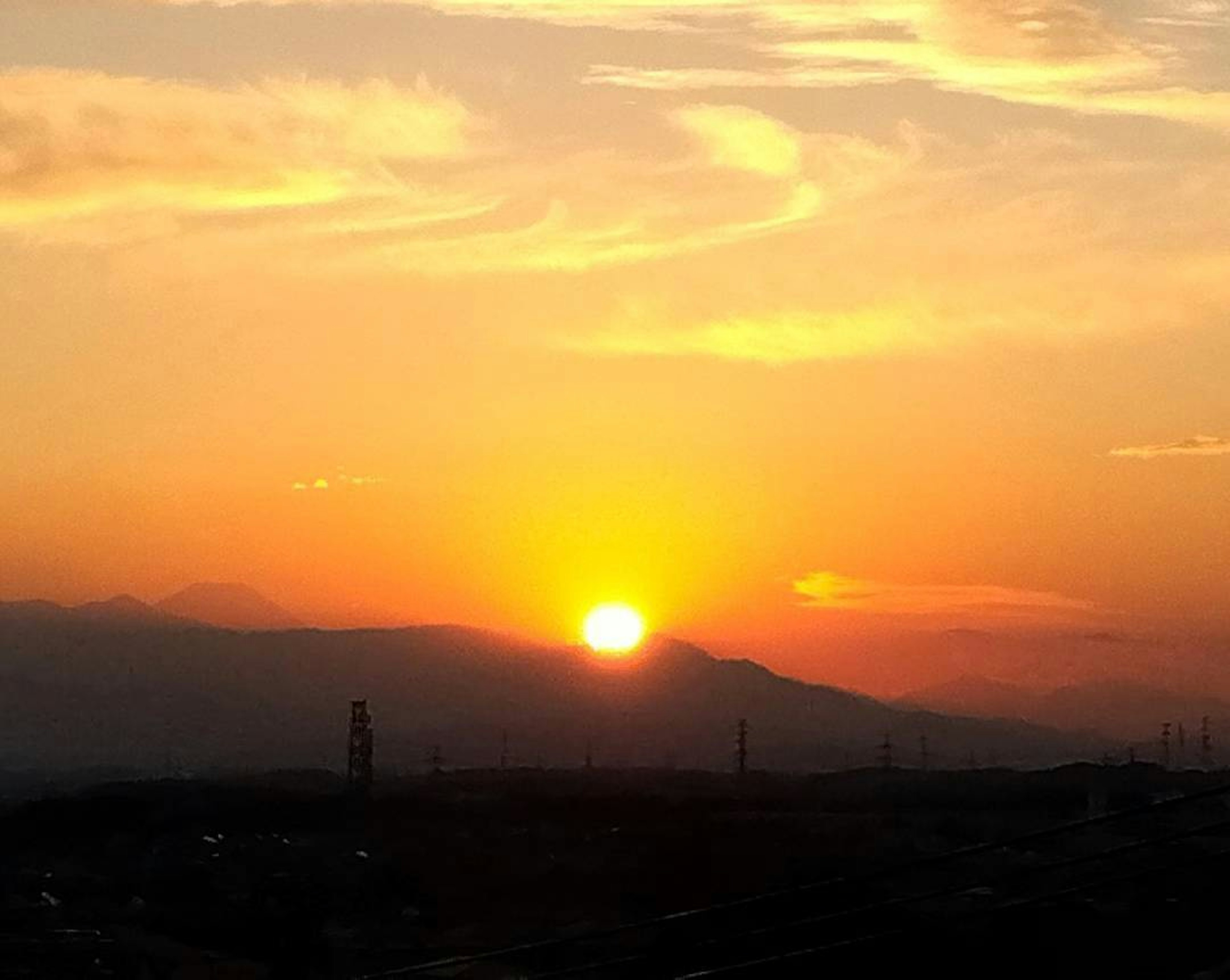 Wunderschöne Landschaft mit Sonnenuntergang über den Bergen