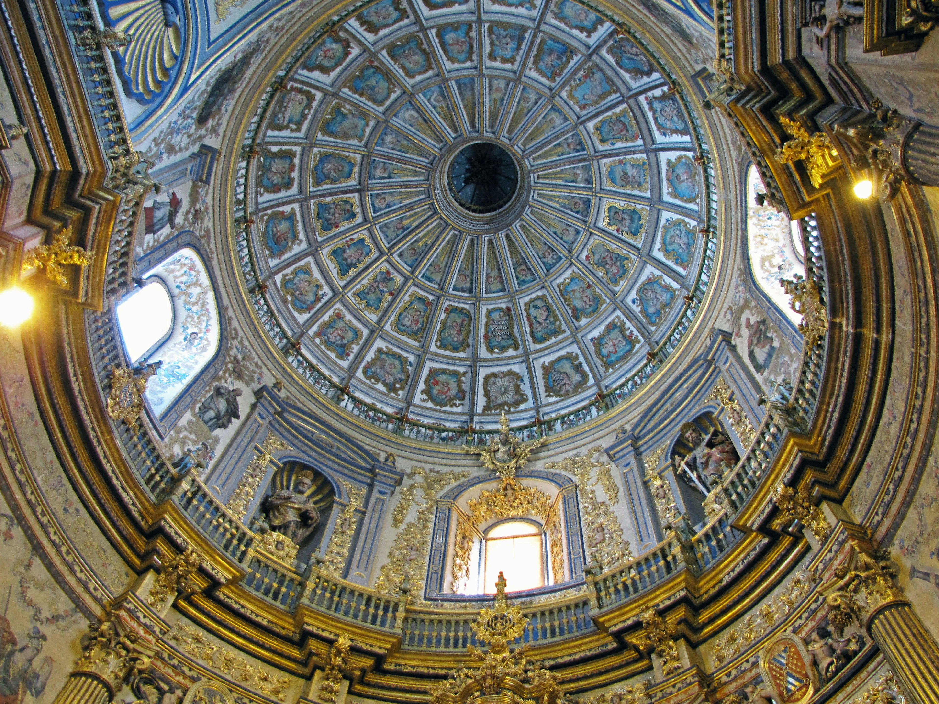 Vista interior de una cúpula bellamente decorada con un techo azul intrincado