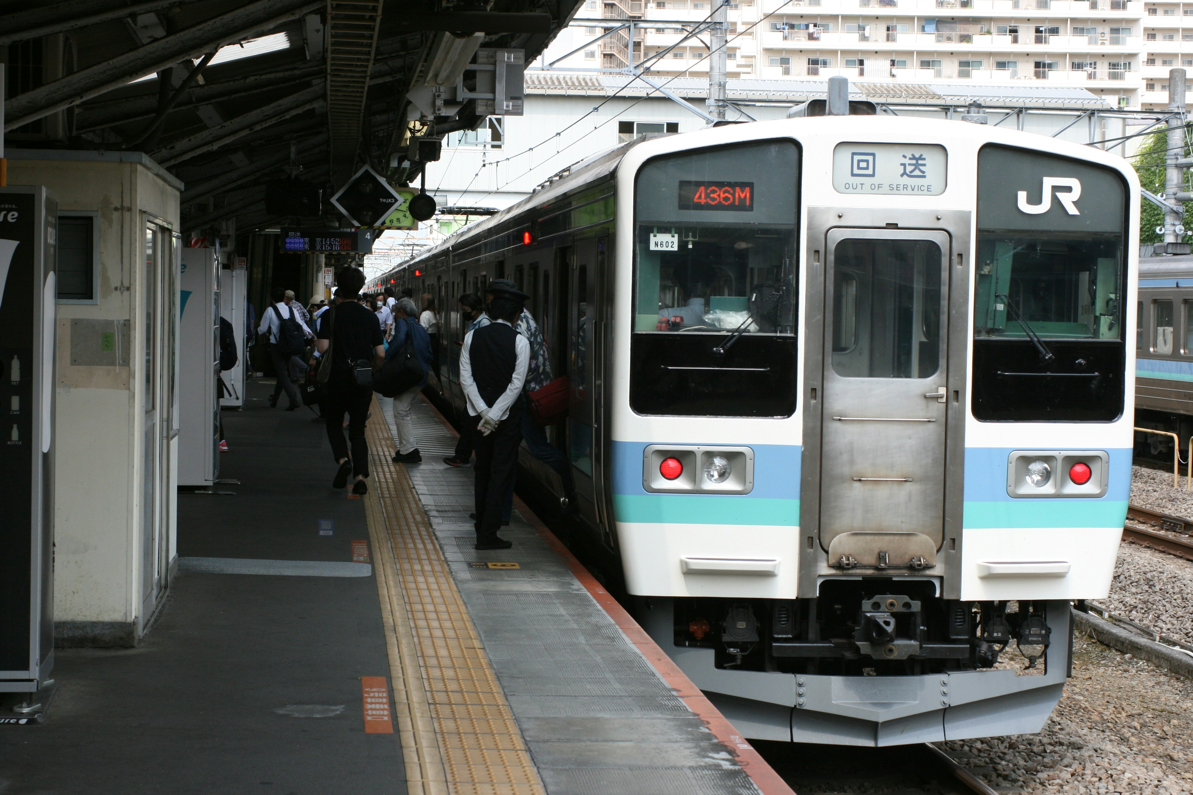 Treno JR in una stazione con passeggeri