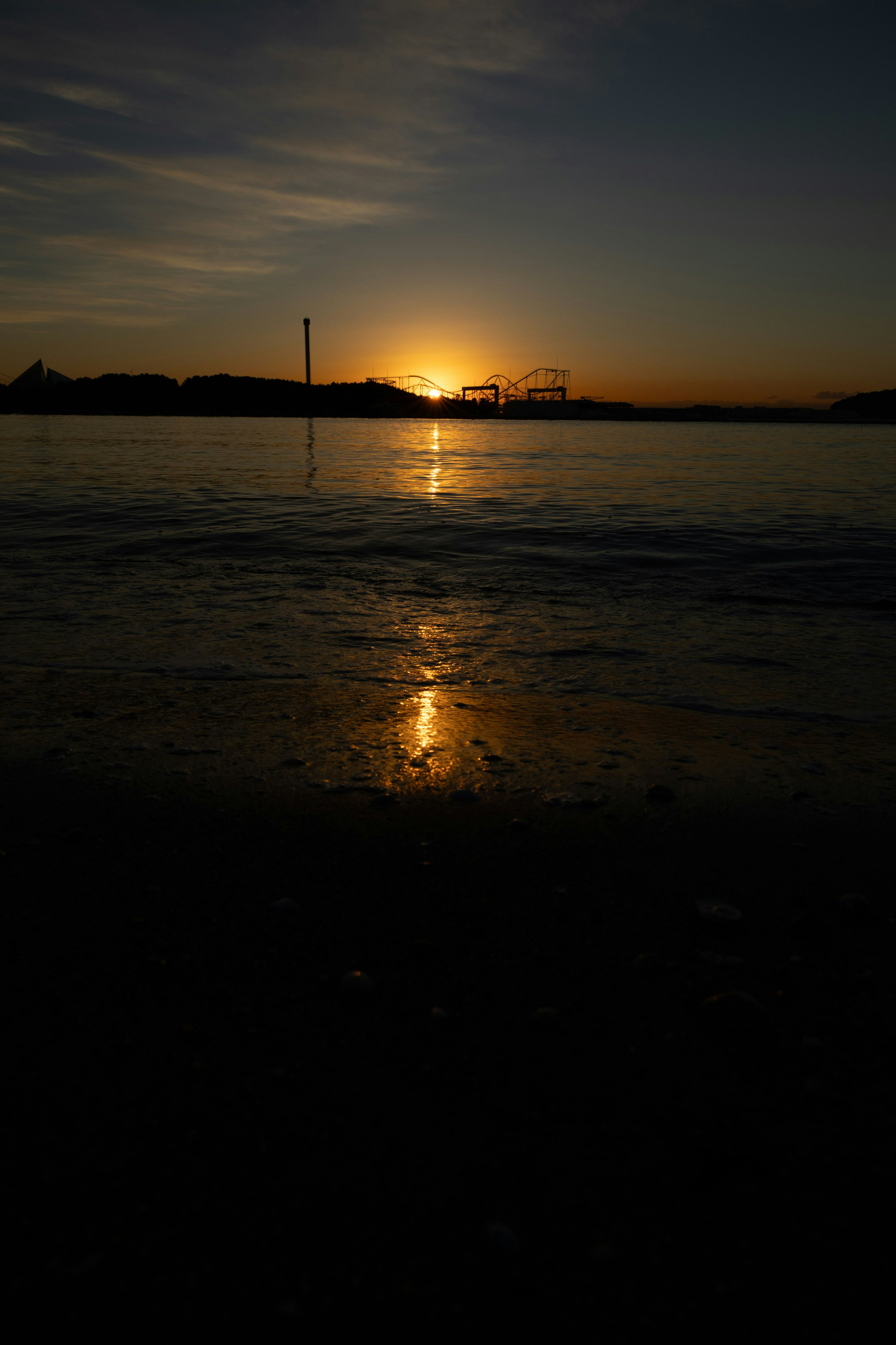 Eine ruhige Seelandschaft mit Sonnenuntergang, der sich im Wasser spiegelt
