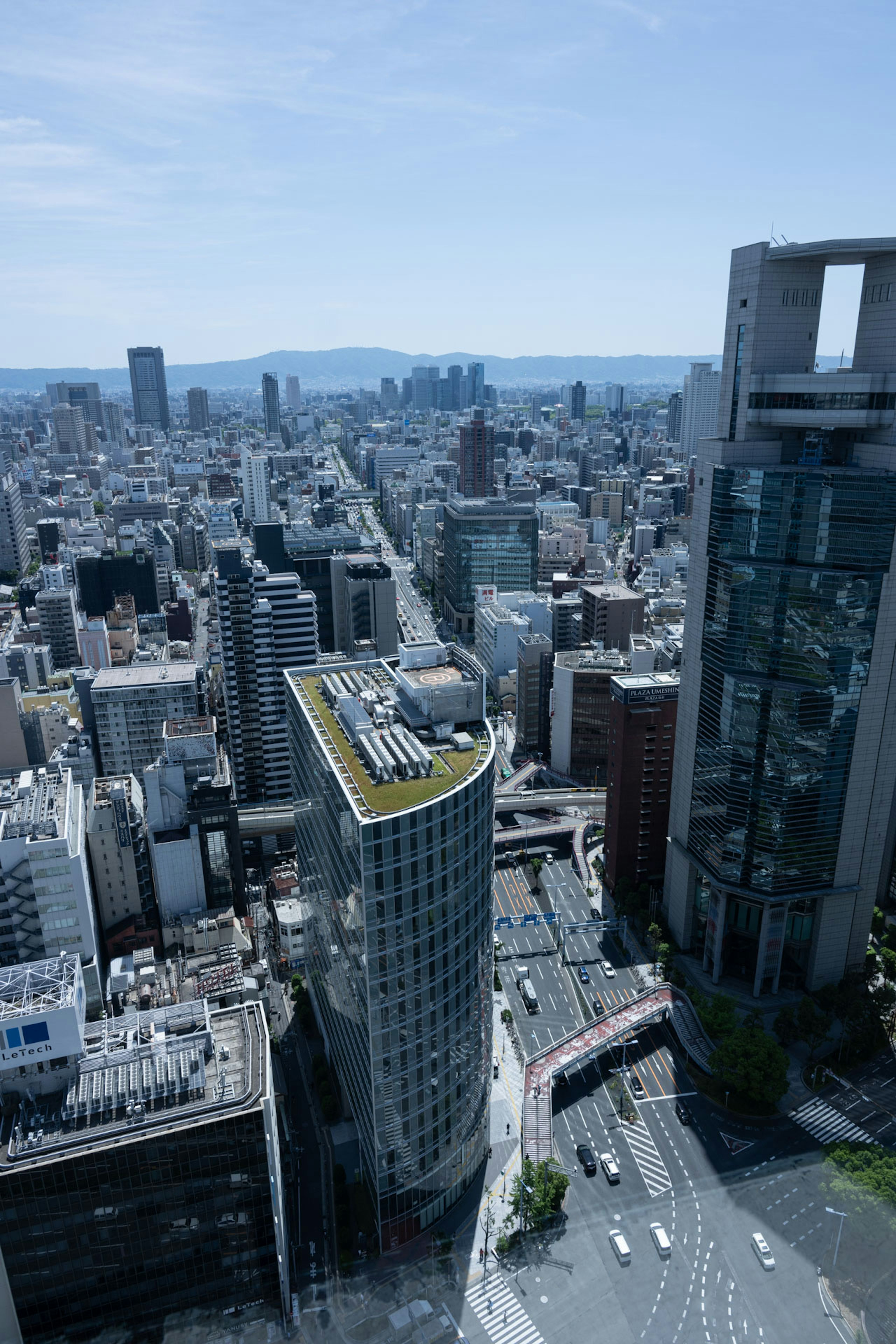 高層ビルからの都市の景色と青空