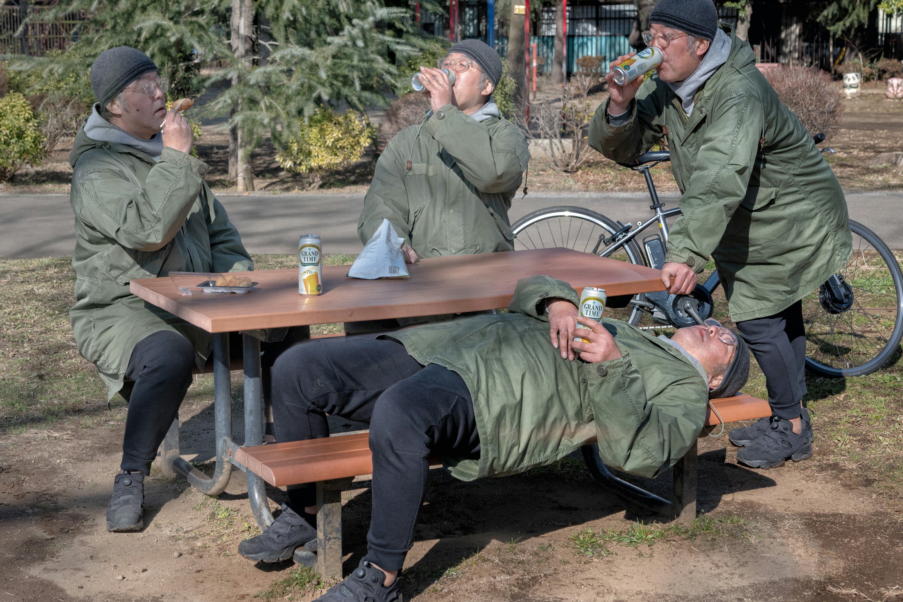 공원 테이블에서 음료를 즐기는 사람들 그룹