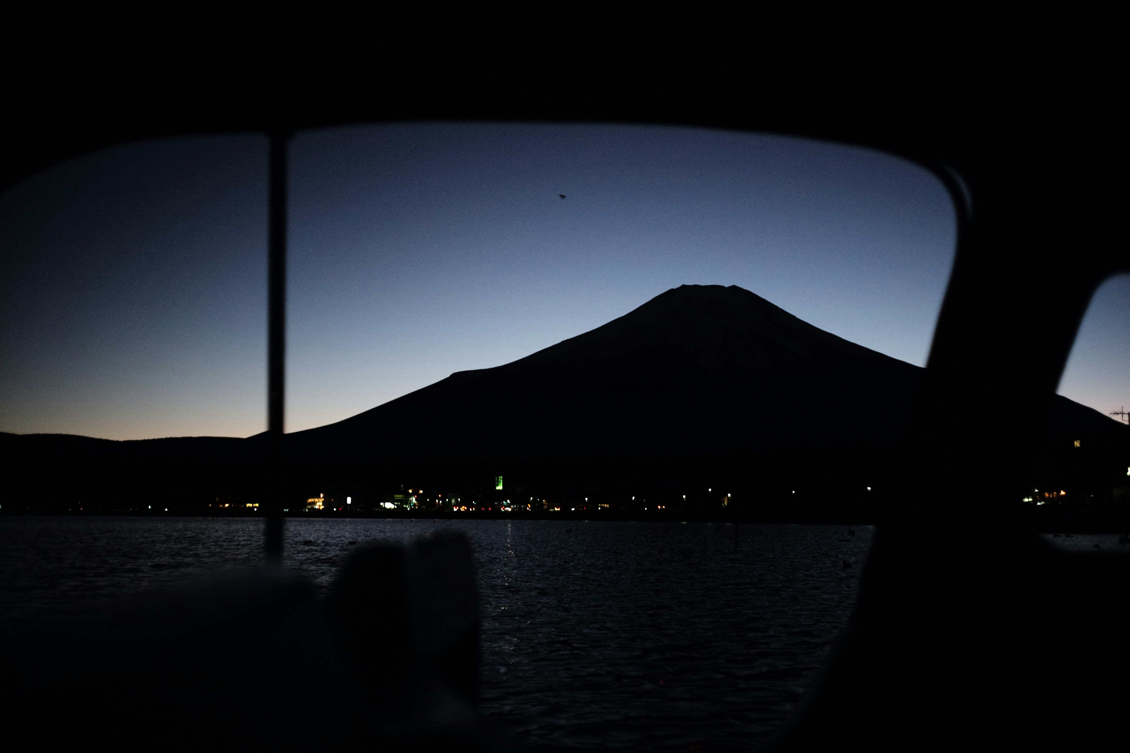 山のシルエットが夜空に浮かぶ富士山の景色