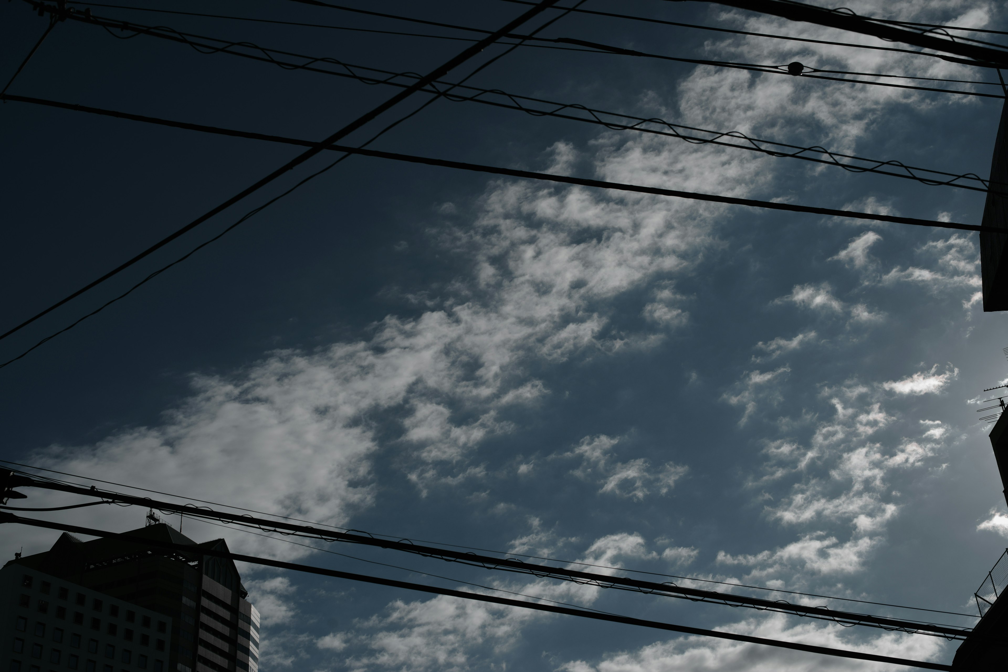 Paisaje urbano con cielo nublado y edificios