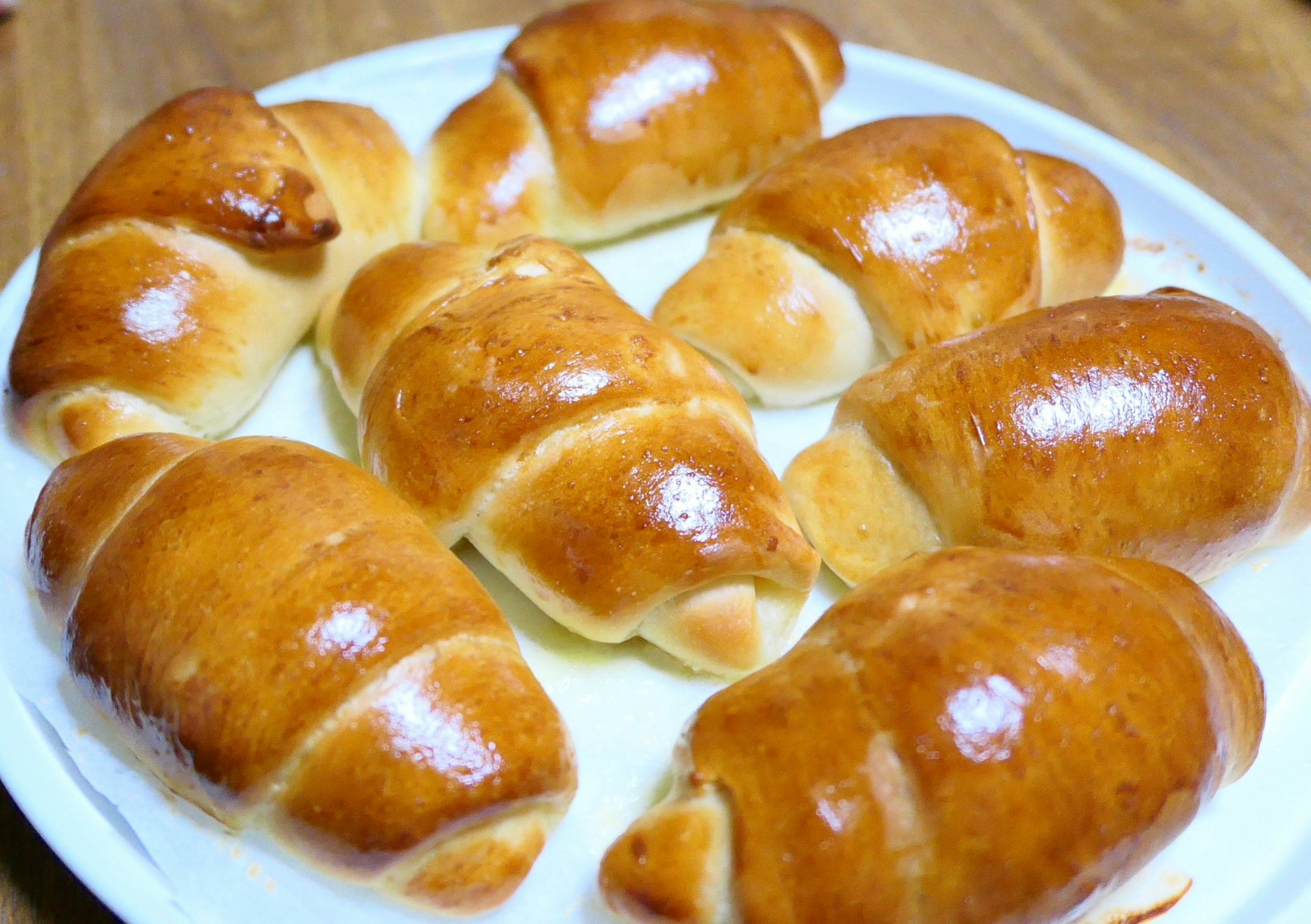 焼きたてのクロワッサンが皿に並んでいる