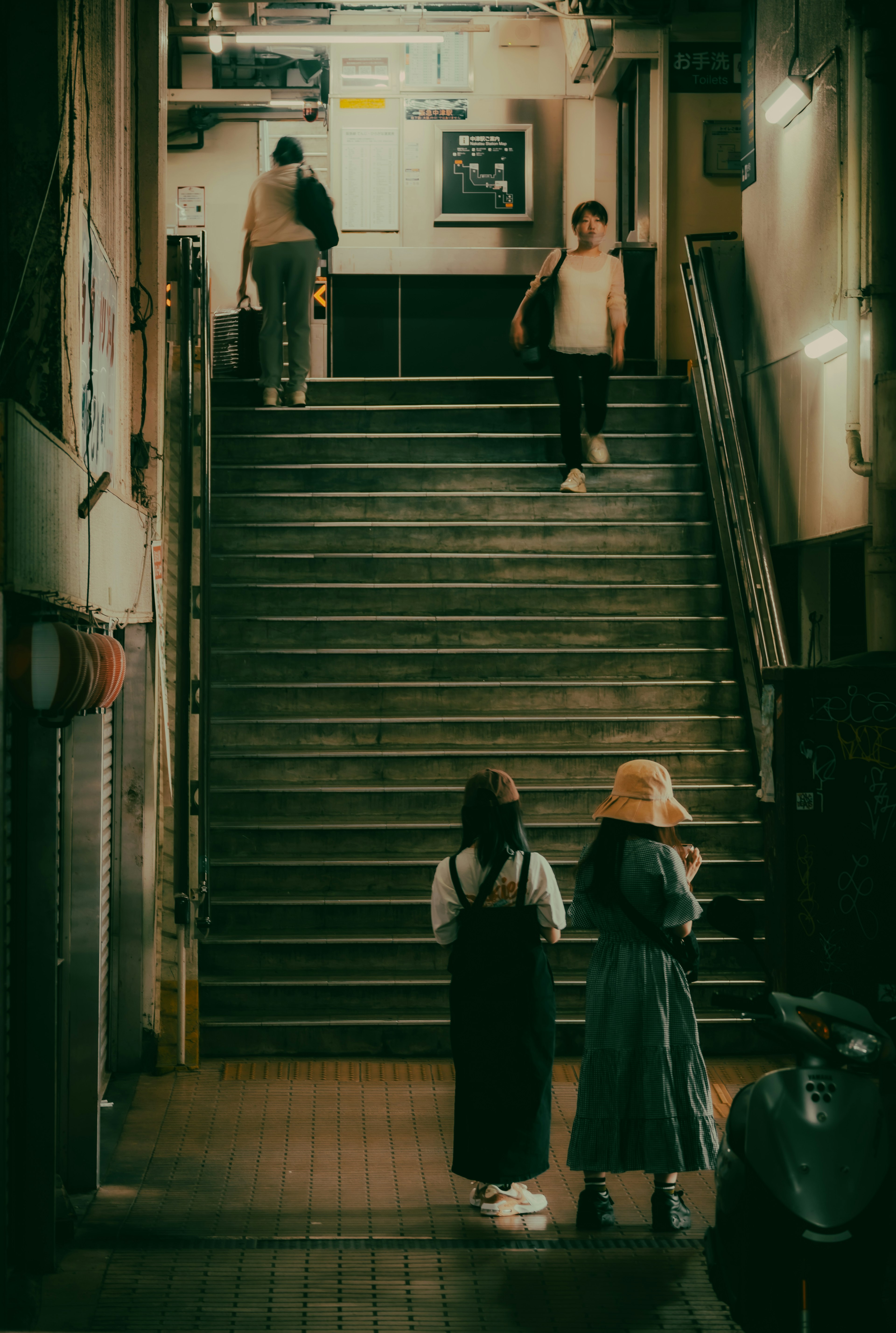 Szene von Menschen, die Treppen steigen, und Frauen, die unten sprechen