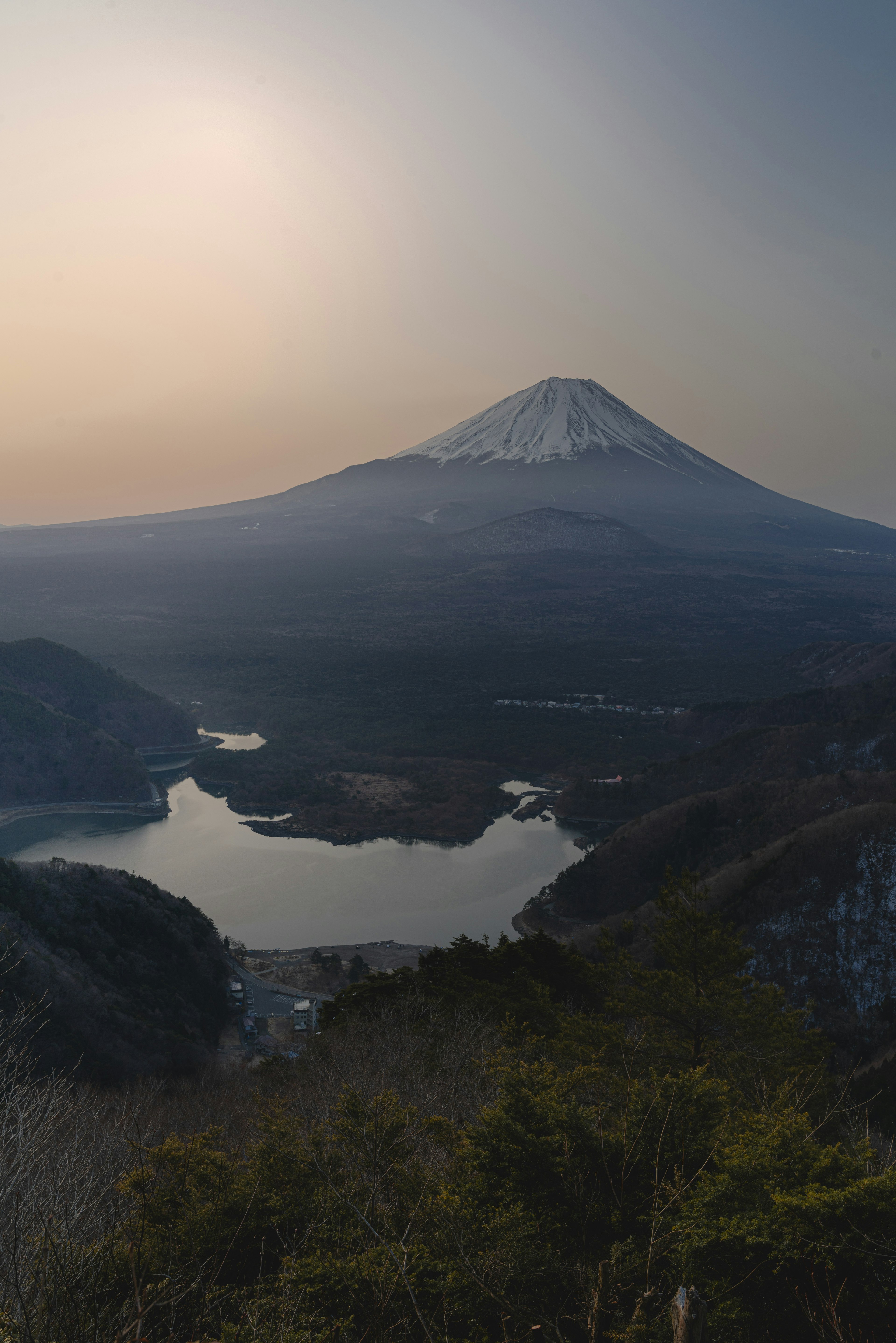 富士山と湖の美しい風景、夕暮れの柔らかい光