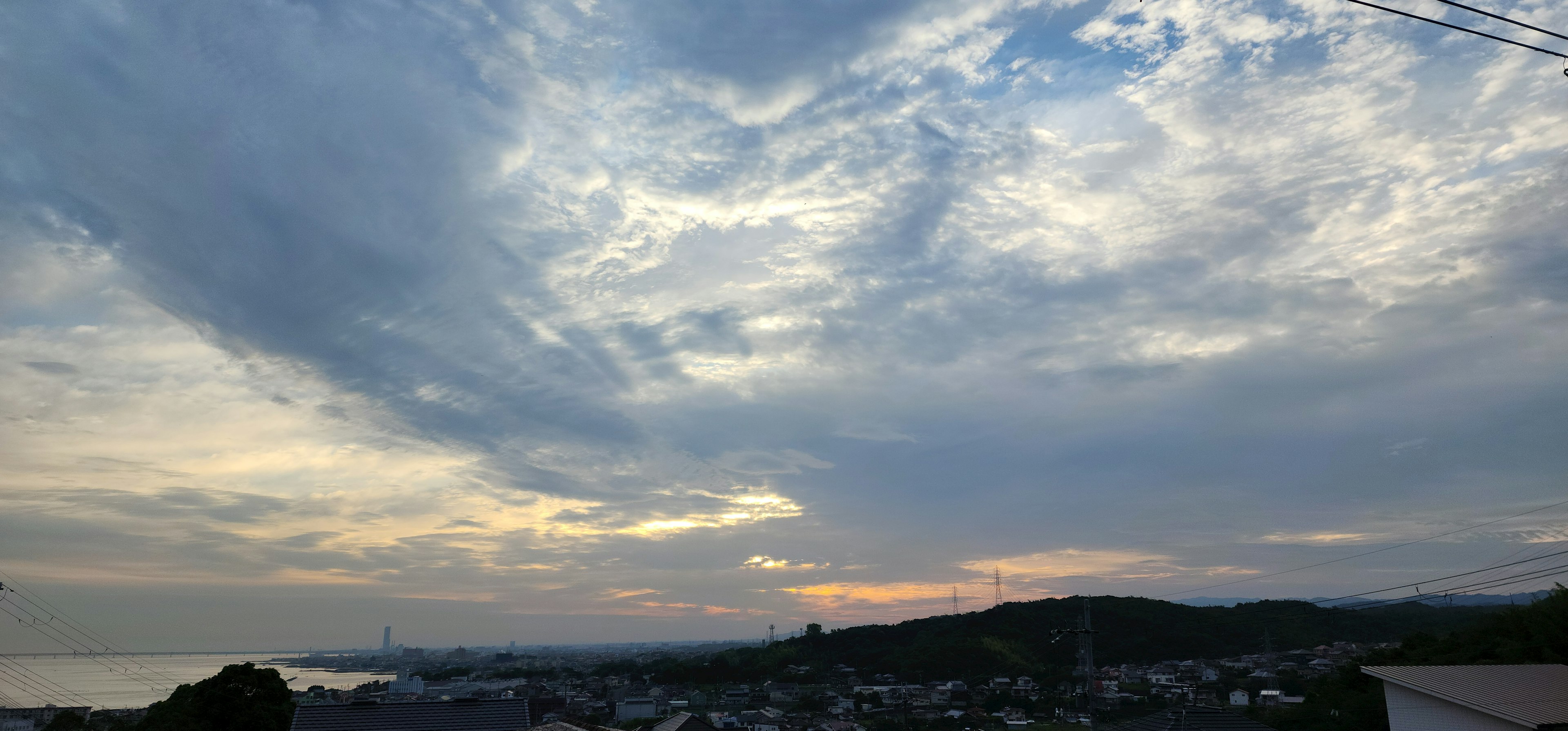 夕焼けの海と雲の広がる風景