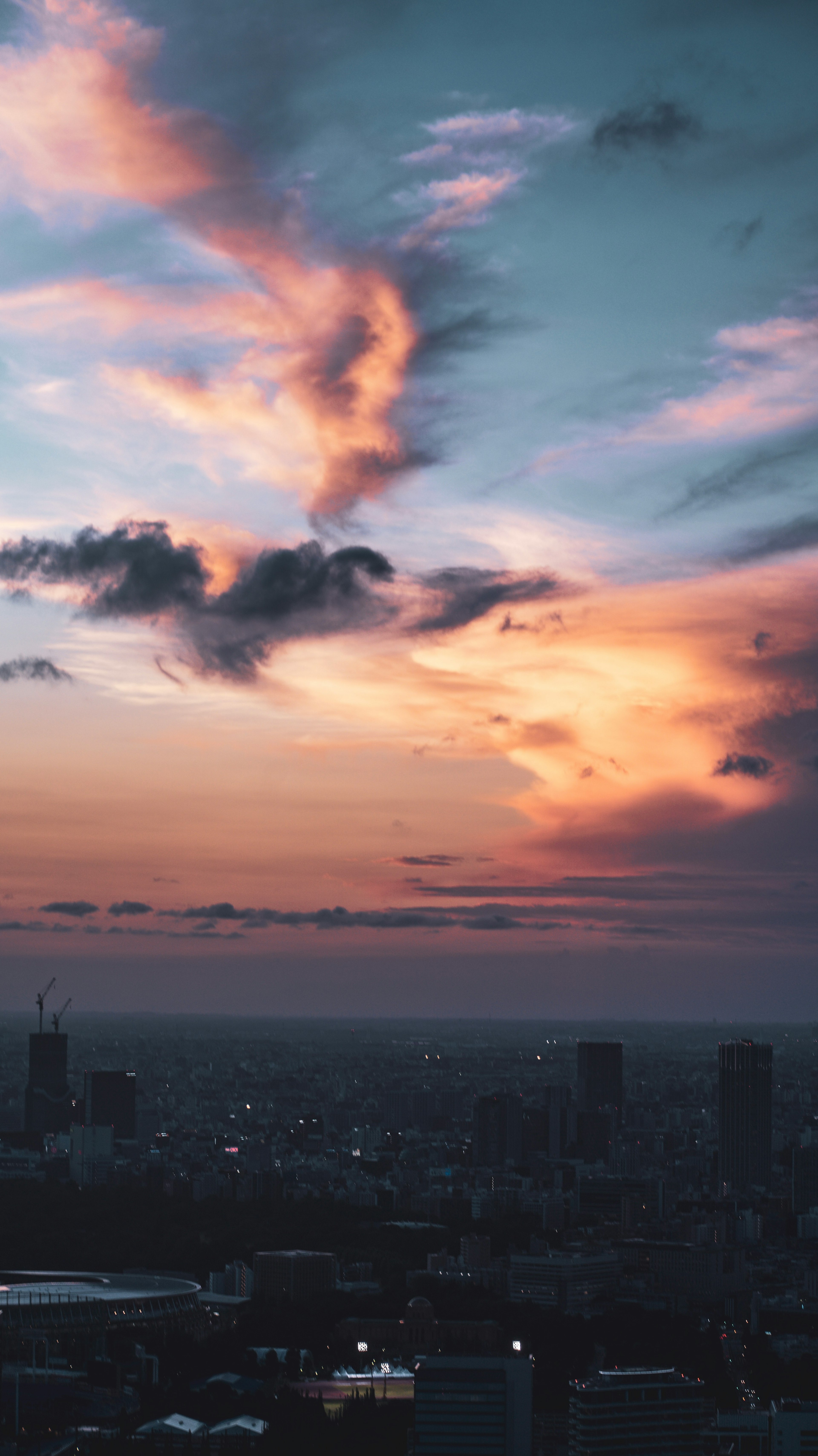 夕焼けの空と都市の景色が広がる風景