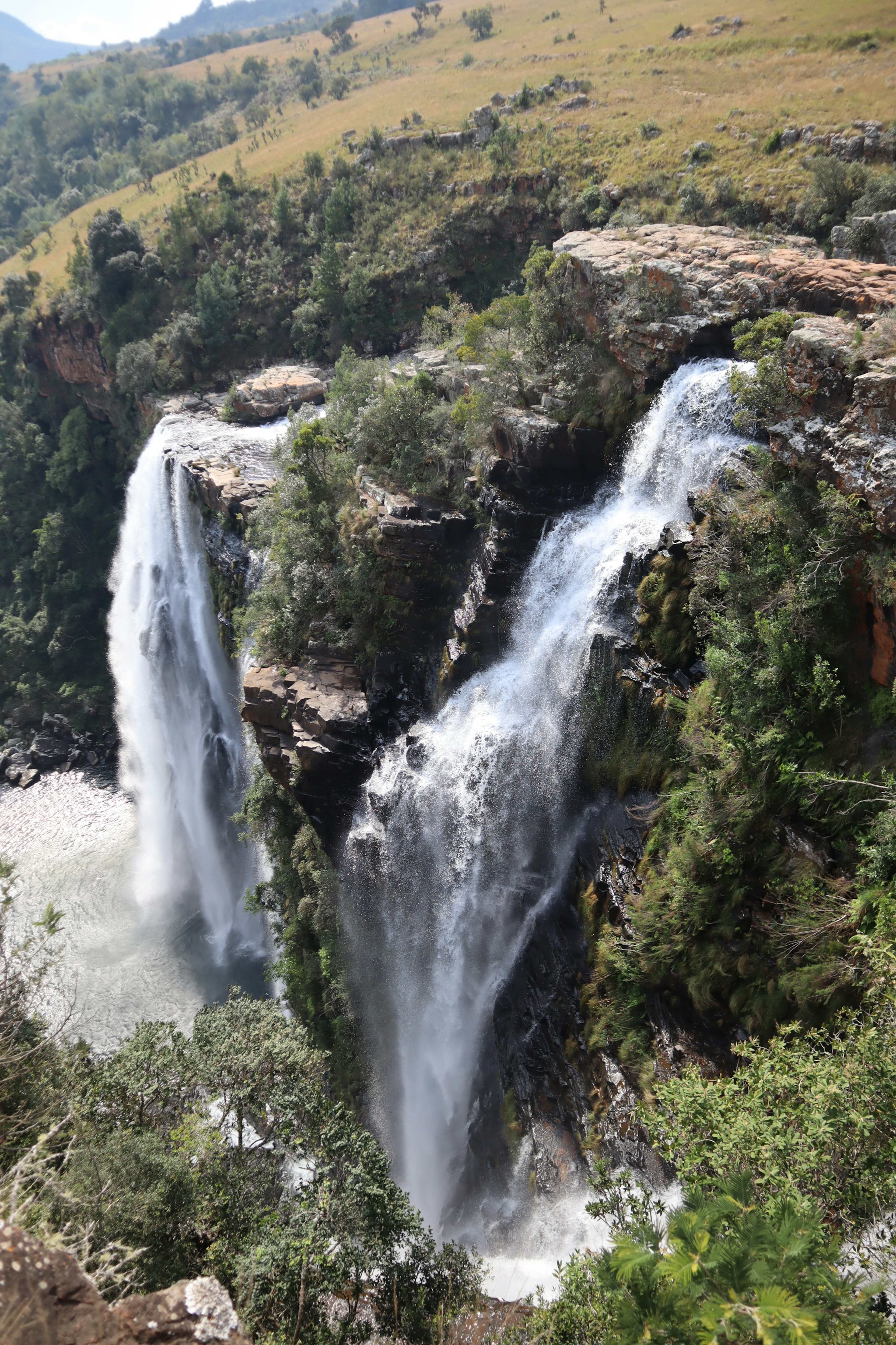 Eine schöne Landschaft mit zwei Wasserfällen, die von üppigem Grün umgeben sind