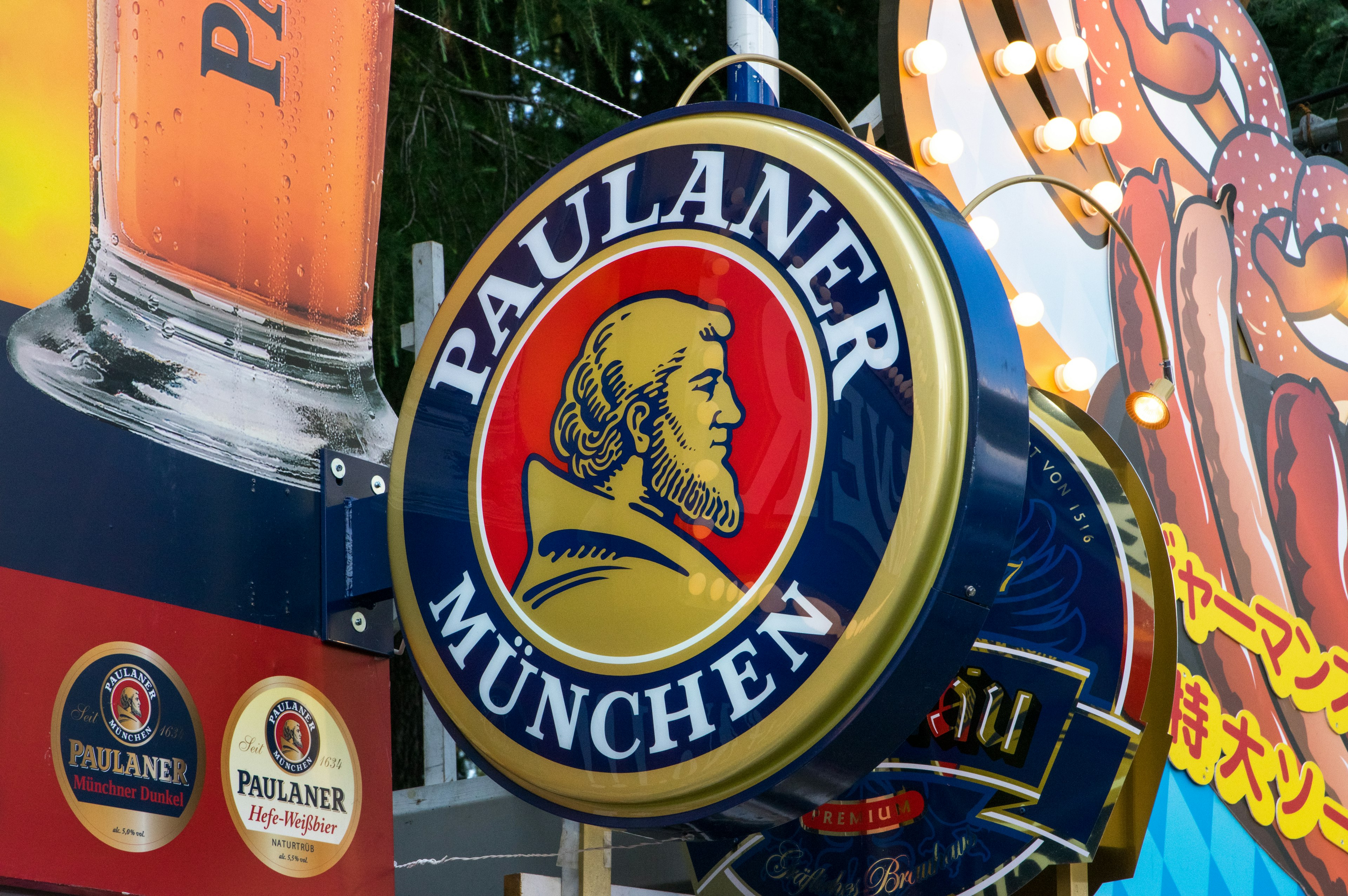 Insegna Paulaner esposta in modo prominente a uno stand di birra di Monaco