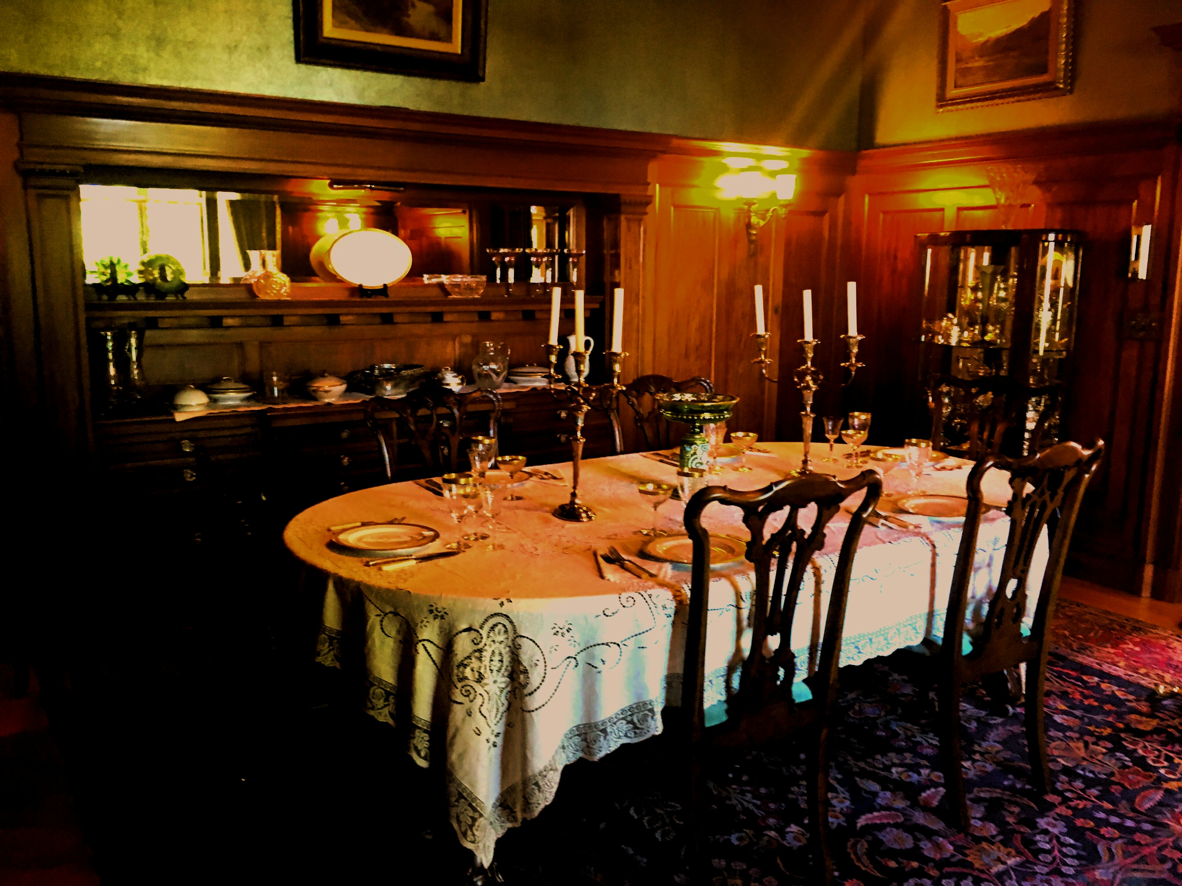 Sala da pranzo in stile vittoriano con un tavolo elegantemente apparecchiato