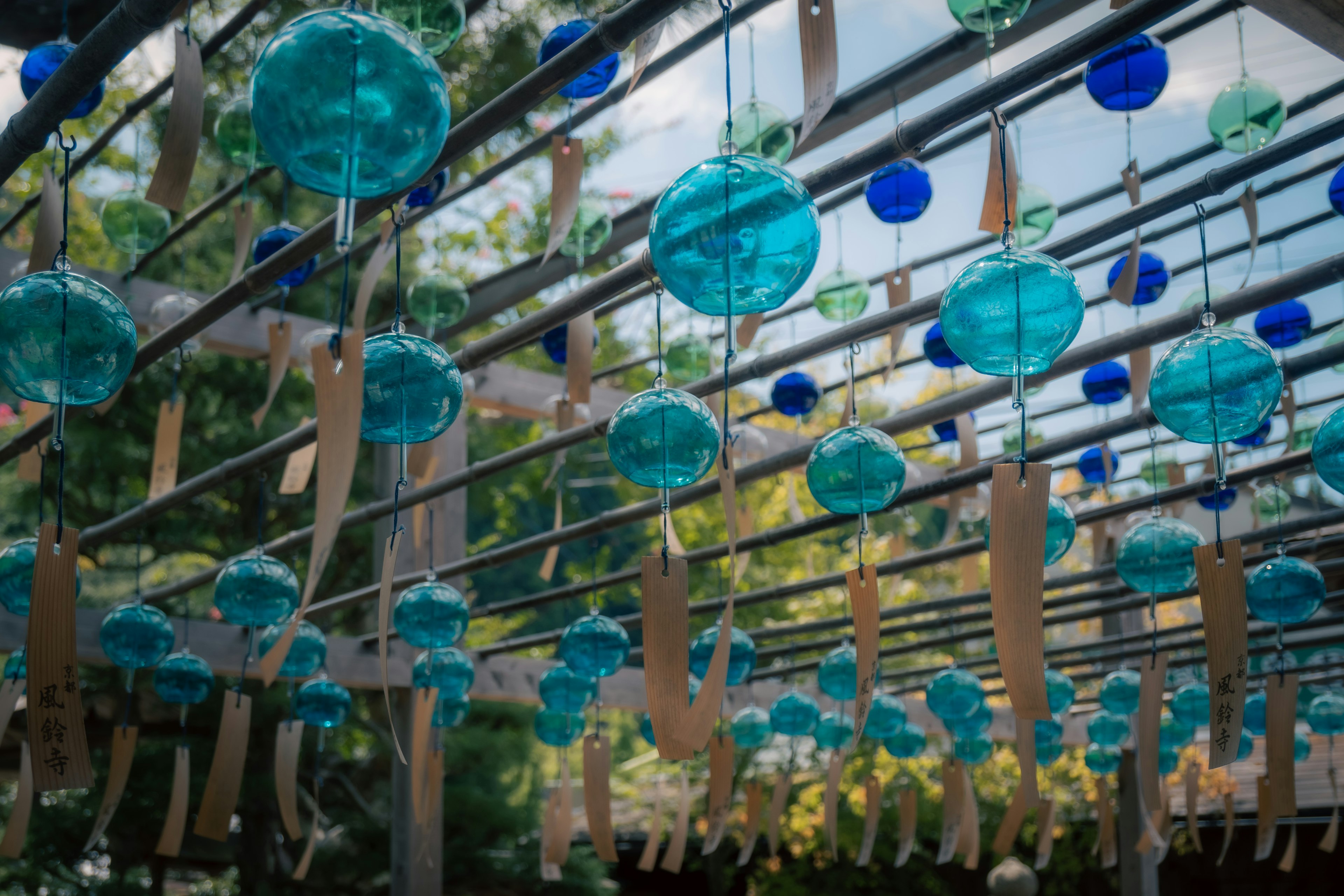 Escena al aire libre con campanas de viento azules colgando