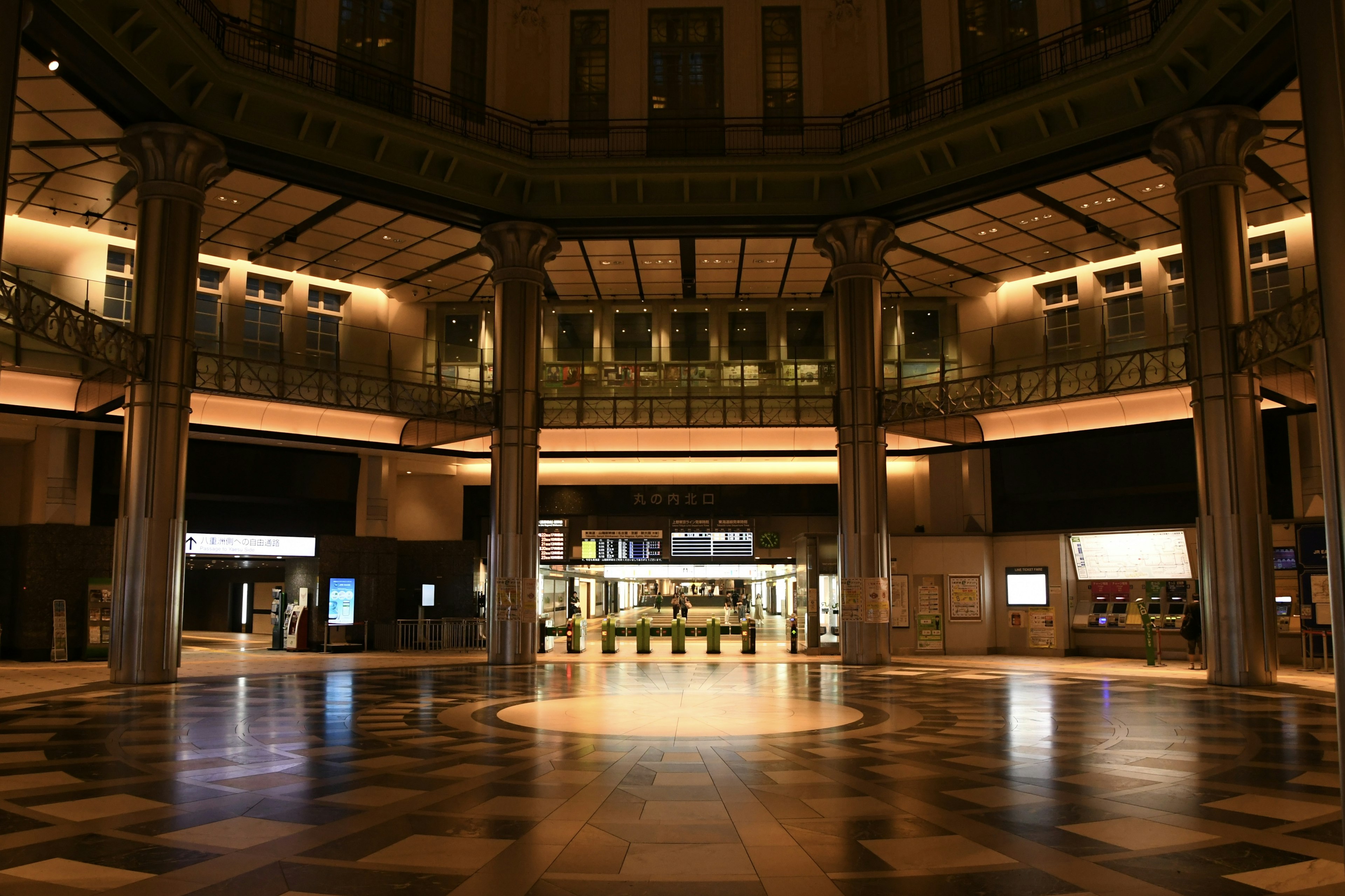 Amplio vestíbulo de estación con un diseño interior sostenido por columnas