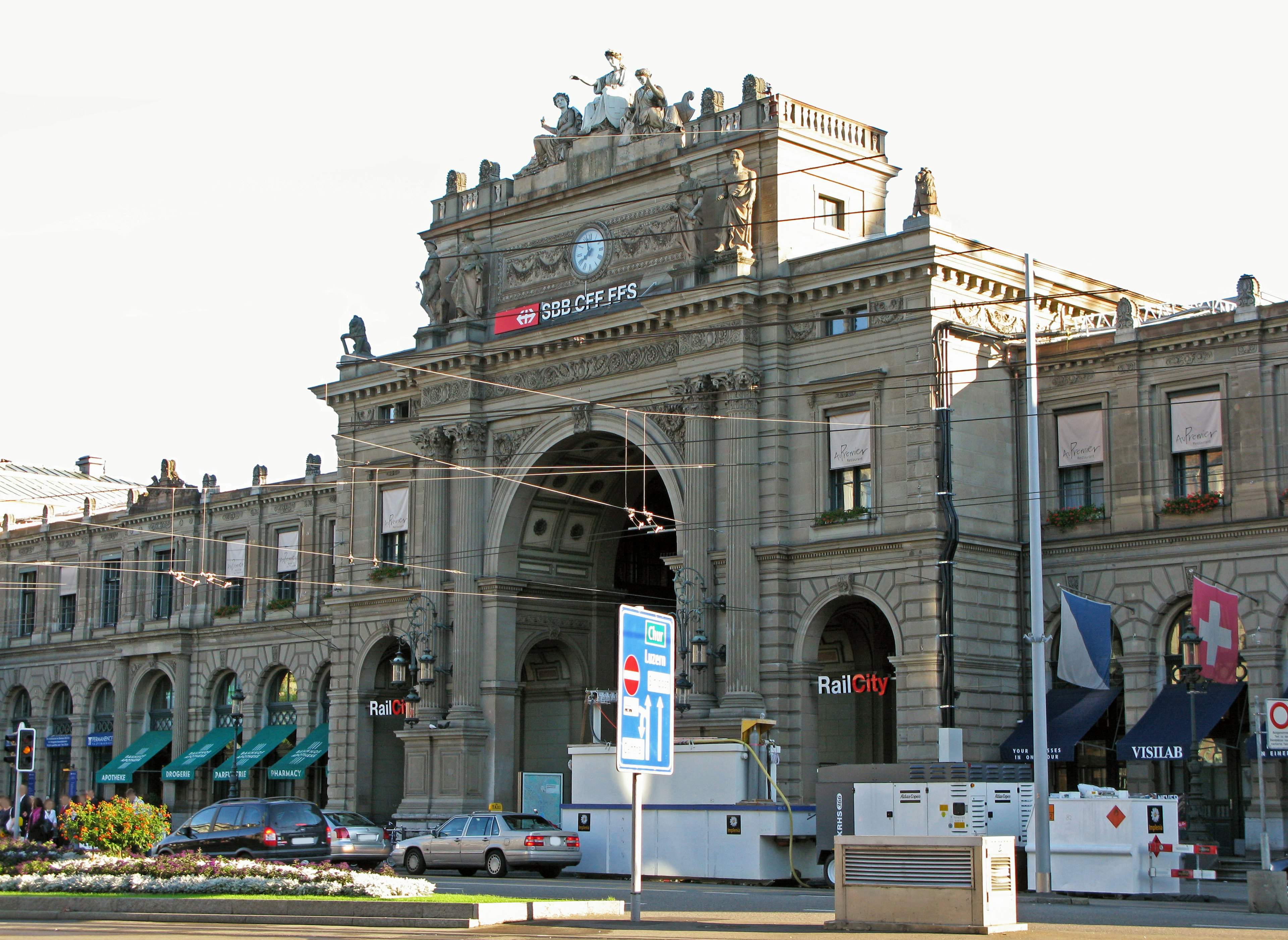 Tampilan luar Stasiun Utama Zurich dengan arsitektur klasik dan fasad dekoratif