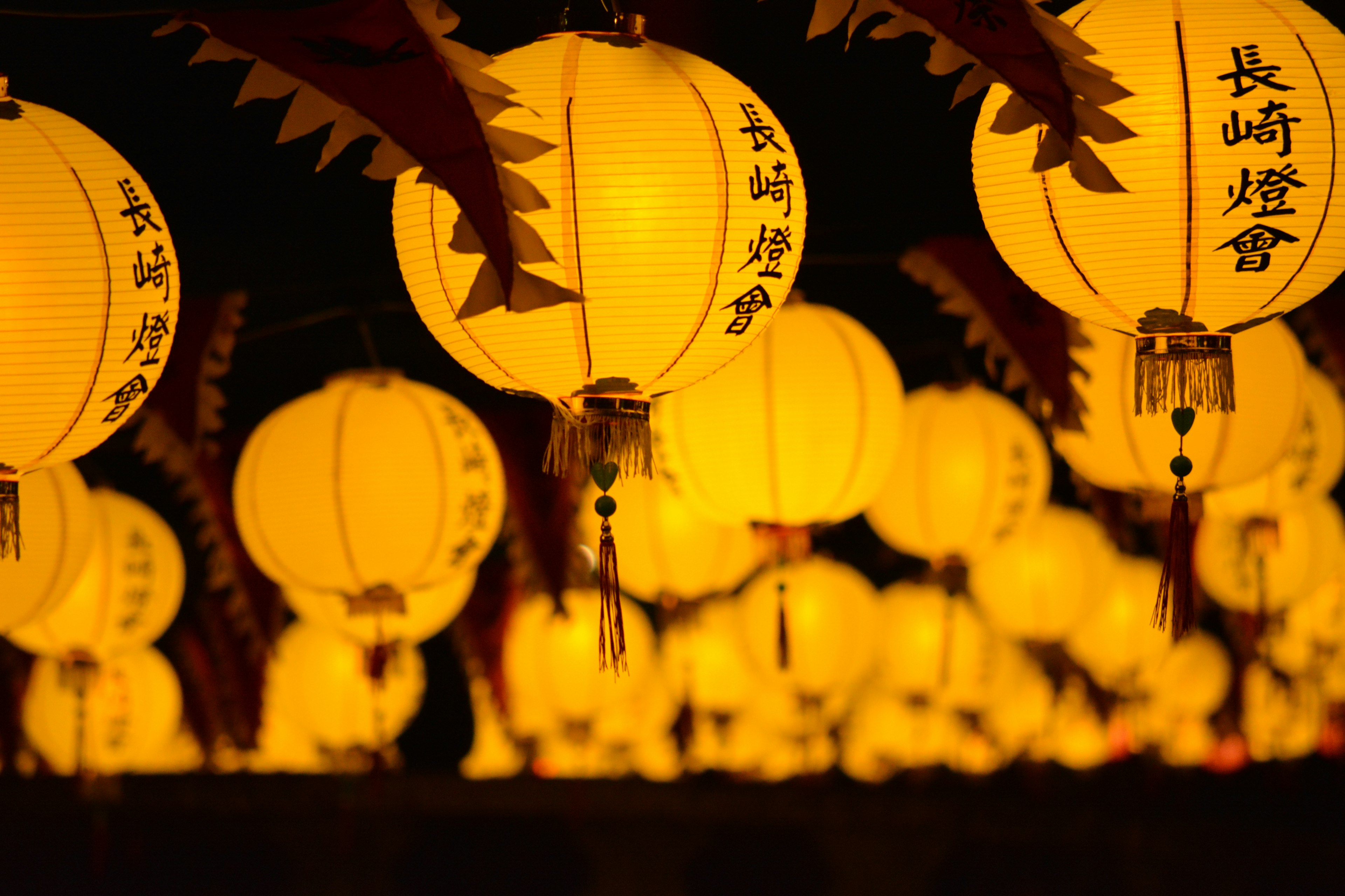 Una scena di lanterne gialle luminose appese di notte