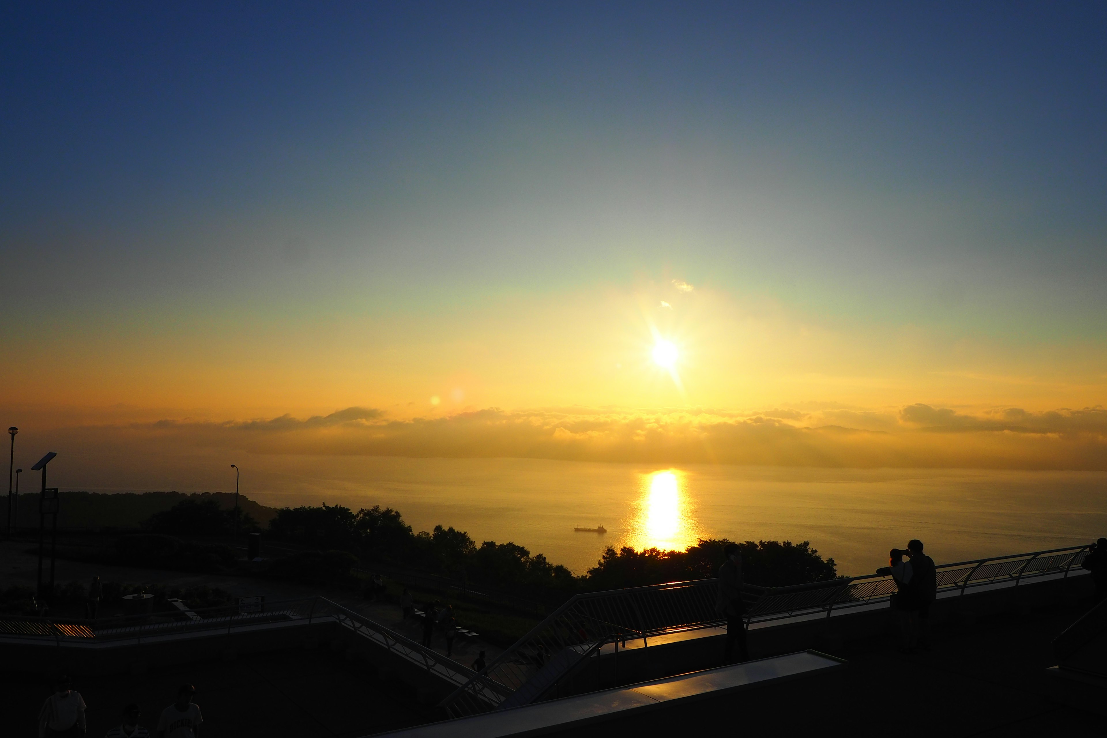 Magnifico tramonto sull'oceano con cielo blu e silhouette di nuvole