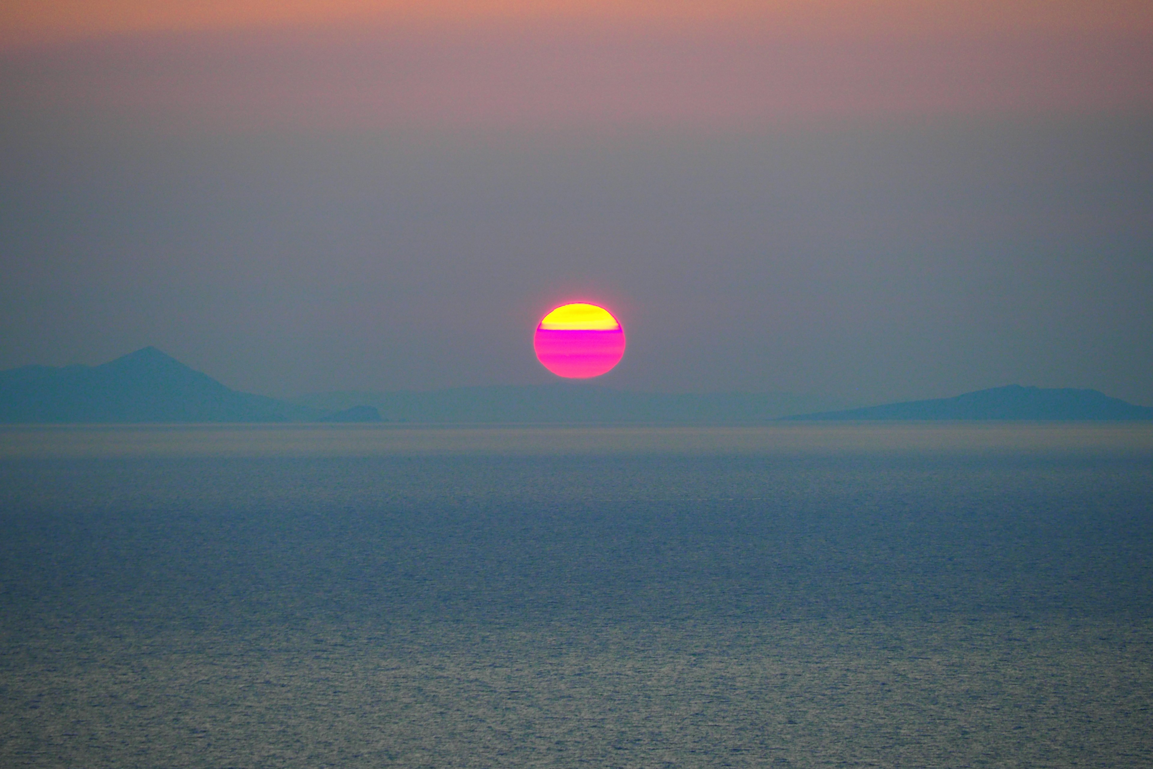 Una hermosa puesta de sol sobre el océano con colores vibrantes