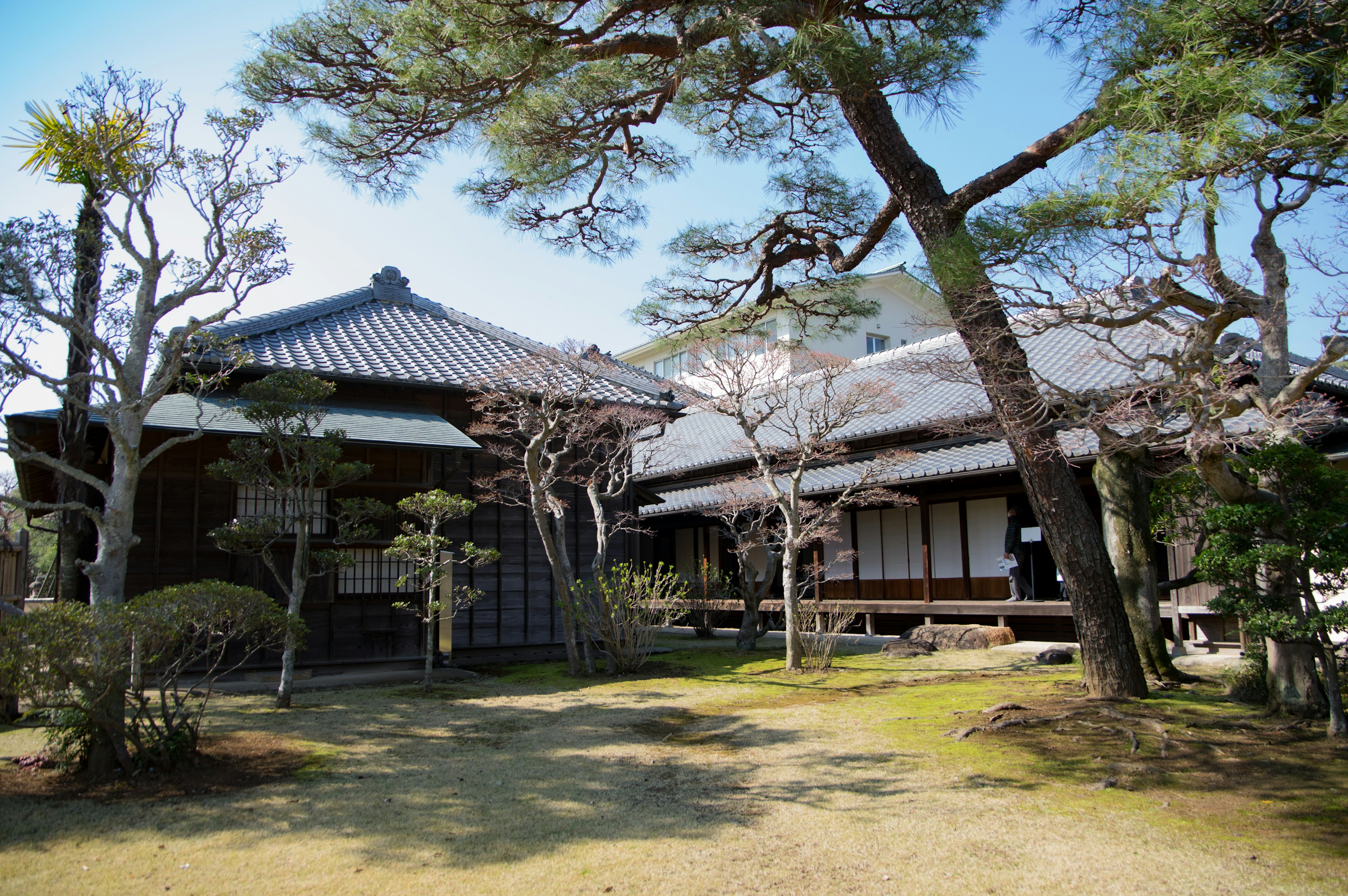 Arsitektur Jepang tradisional dikelilingi taman yang indah