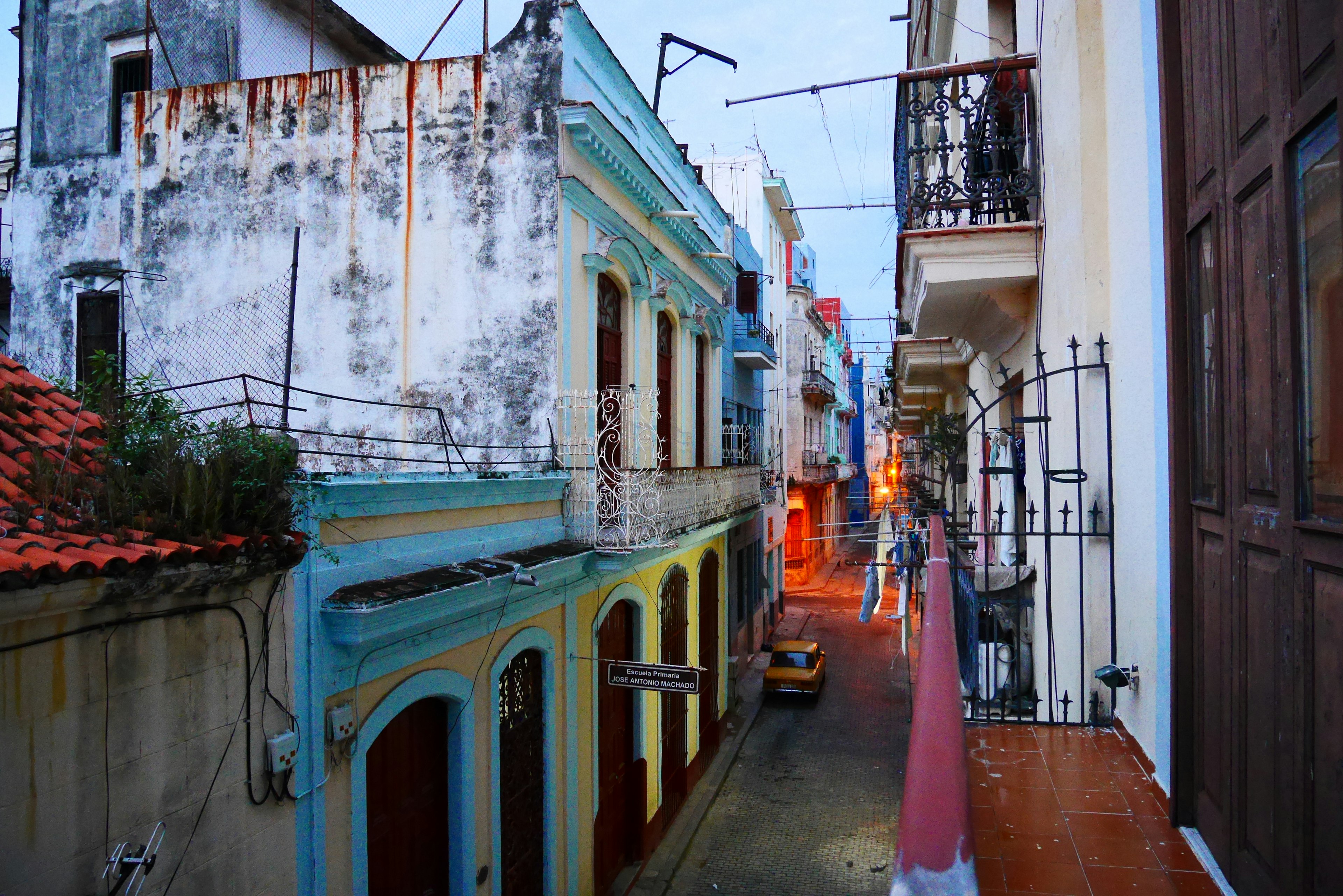 Edificios coloridos a lo largo de una calle estrecha al anochecer