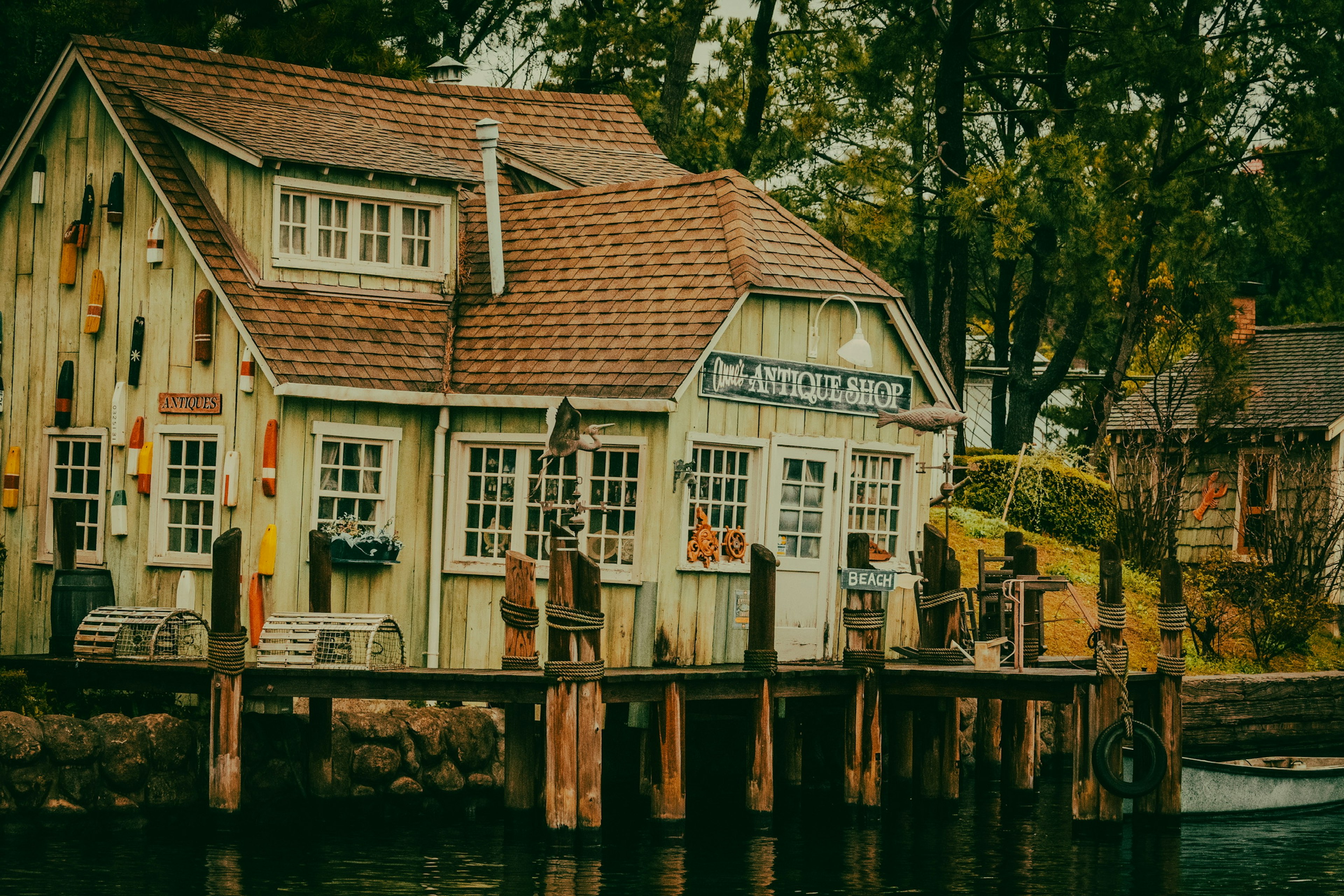 Cabaña colorida junto al lago con un muelle de madera