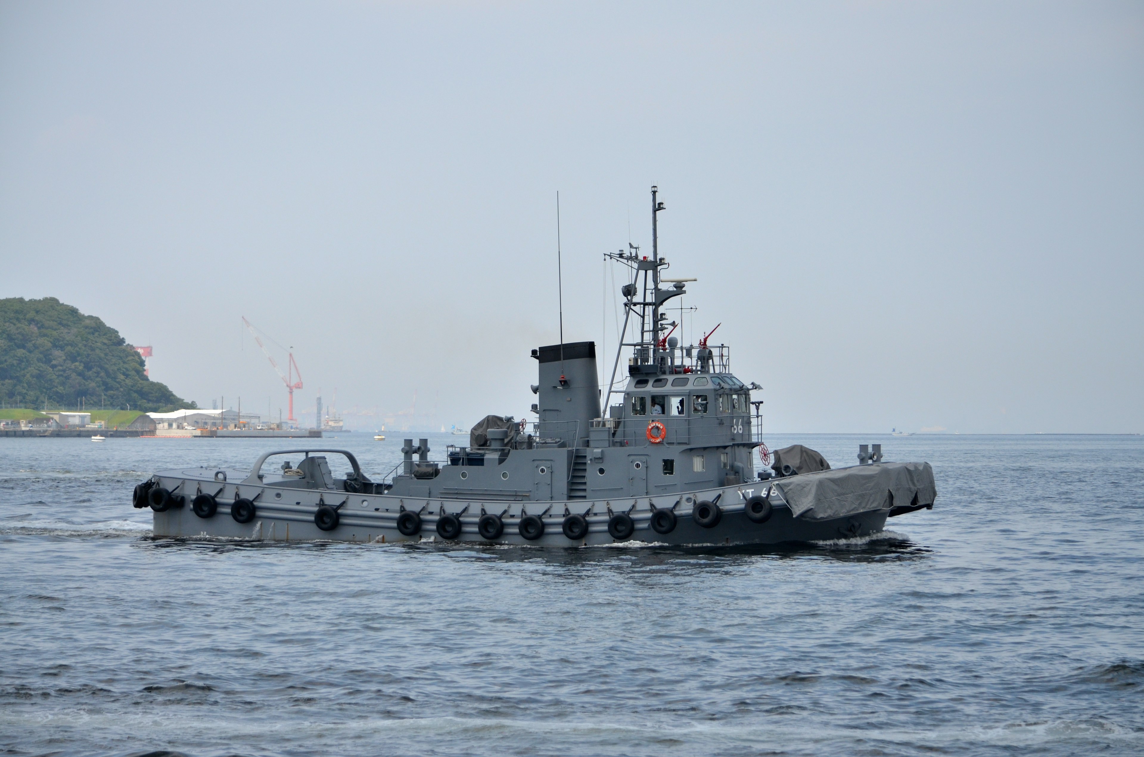 Grauer Schlepper, der auf dem Wasser fährt