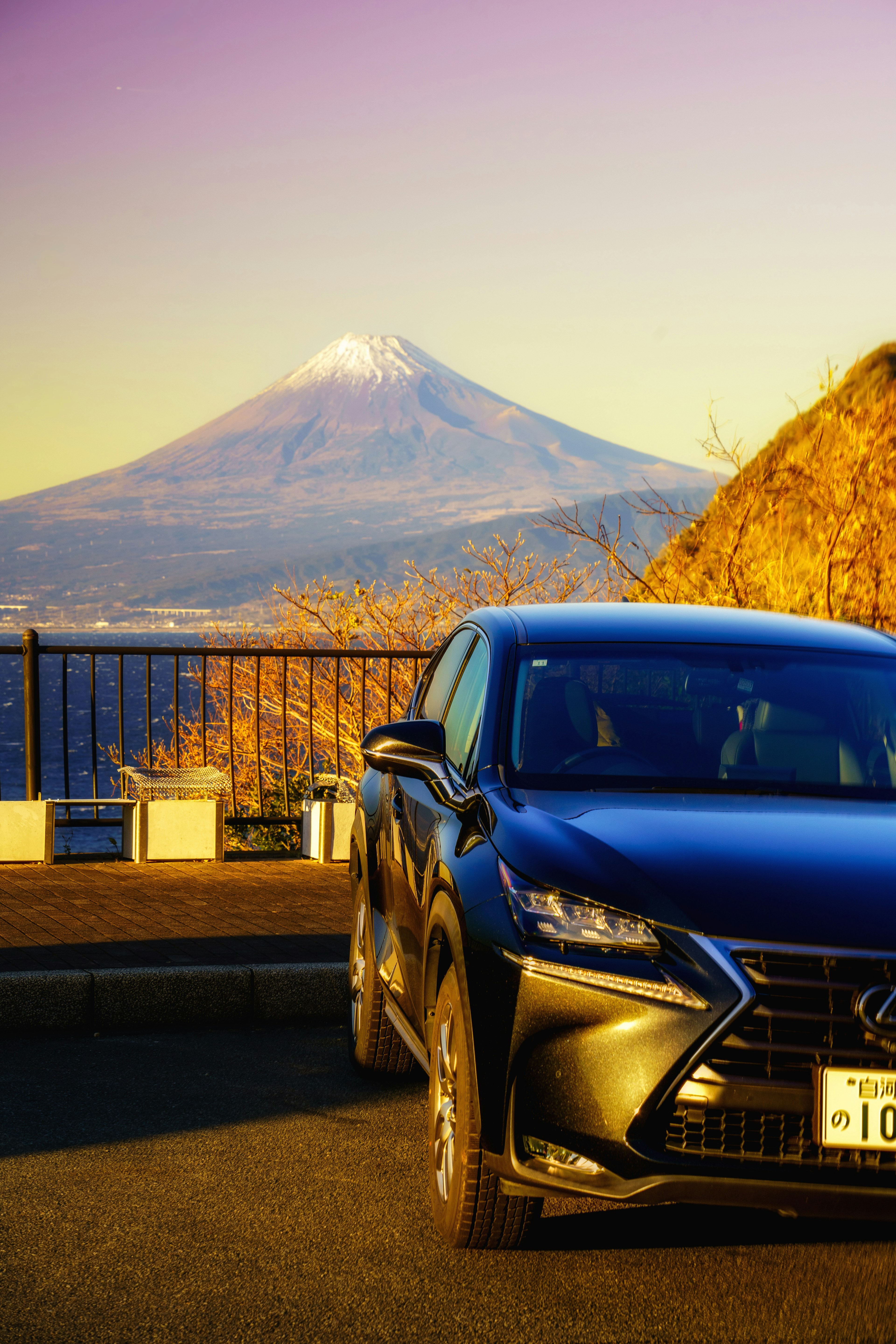 SUV สีดำ Lexus โดยมีภูเขาฟูจิเป็นพื้นหลัง