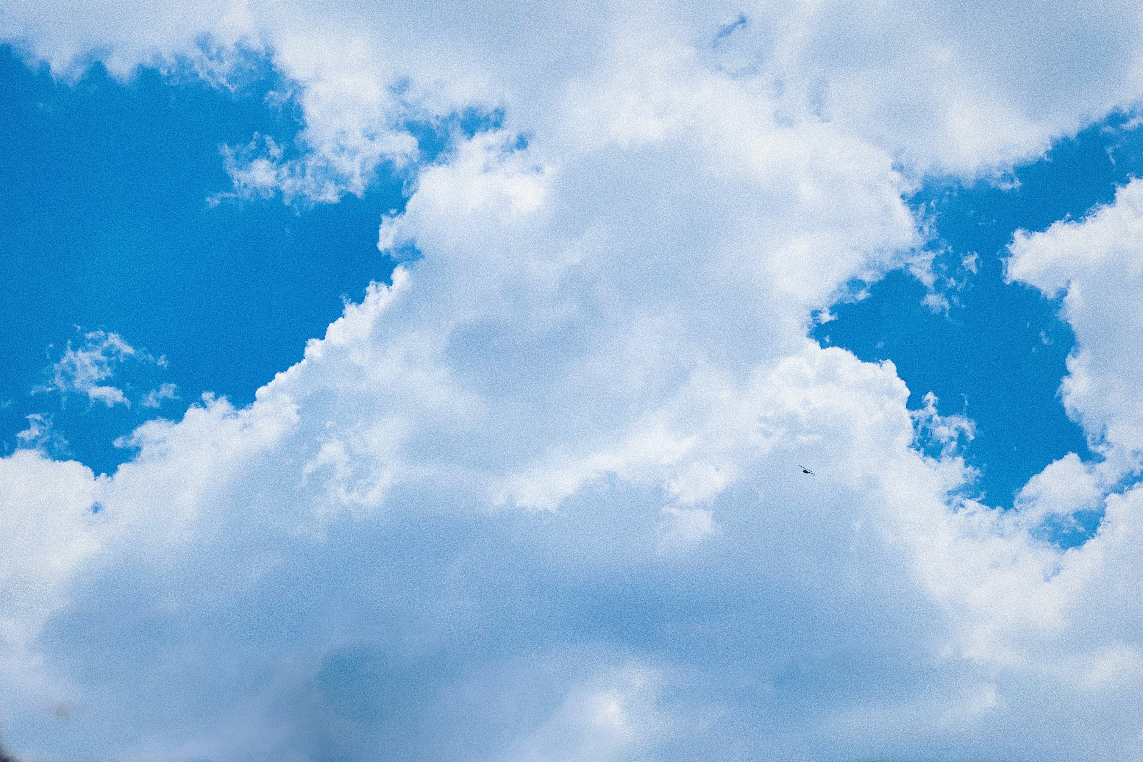 Un cielo azul claro con nubes blancas esponjosas