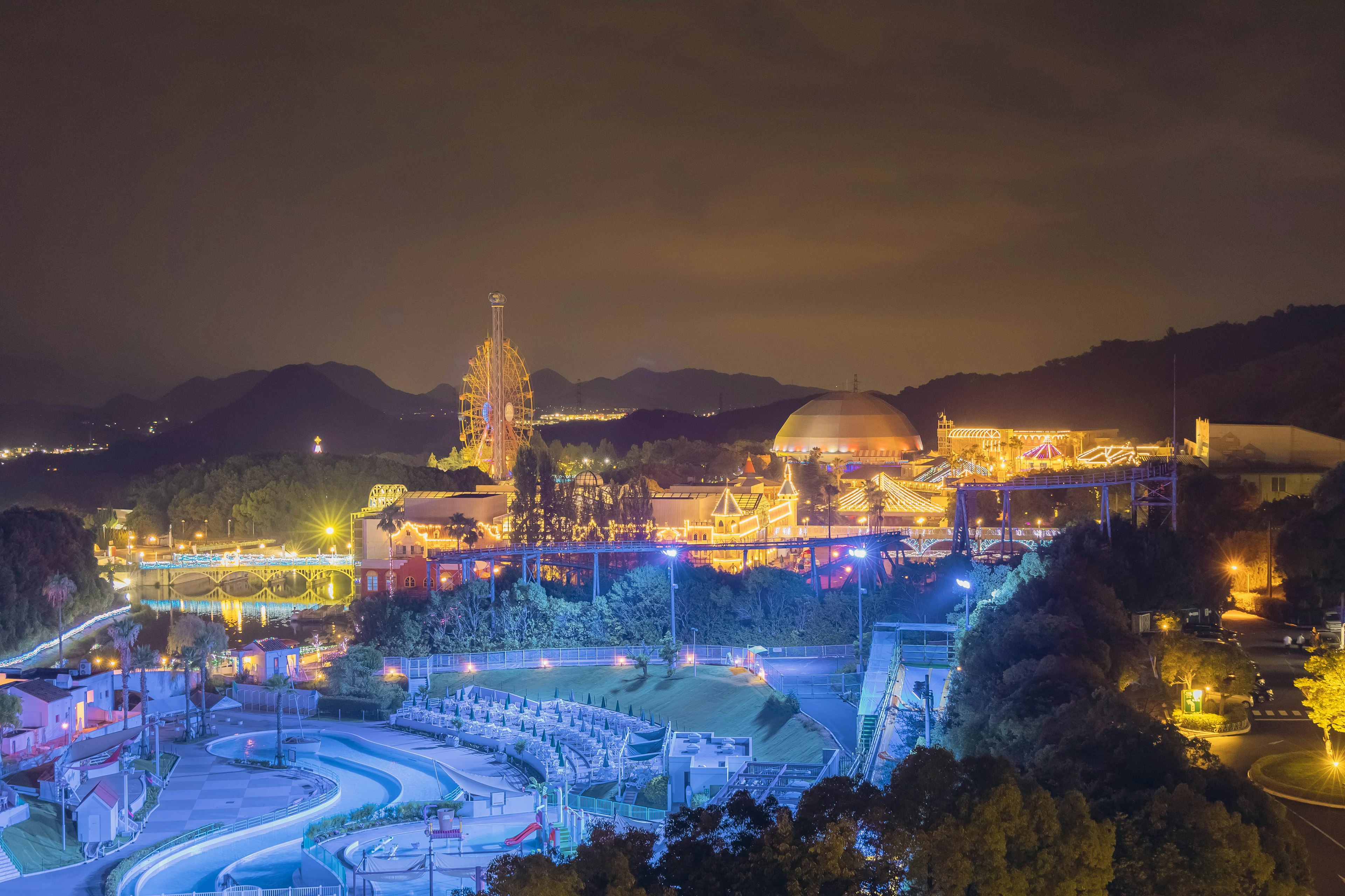 Vista notturna di un paesaggio con statua di Buddha illuminata