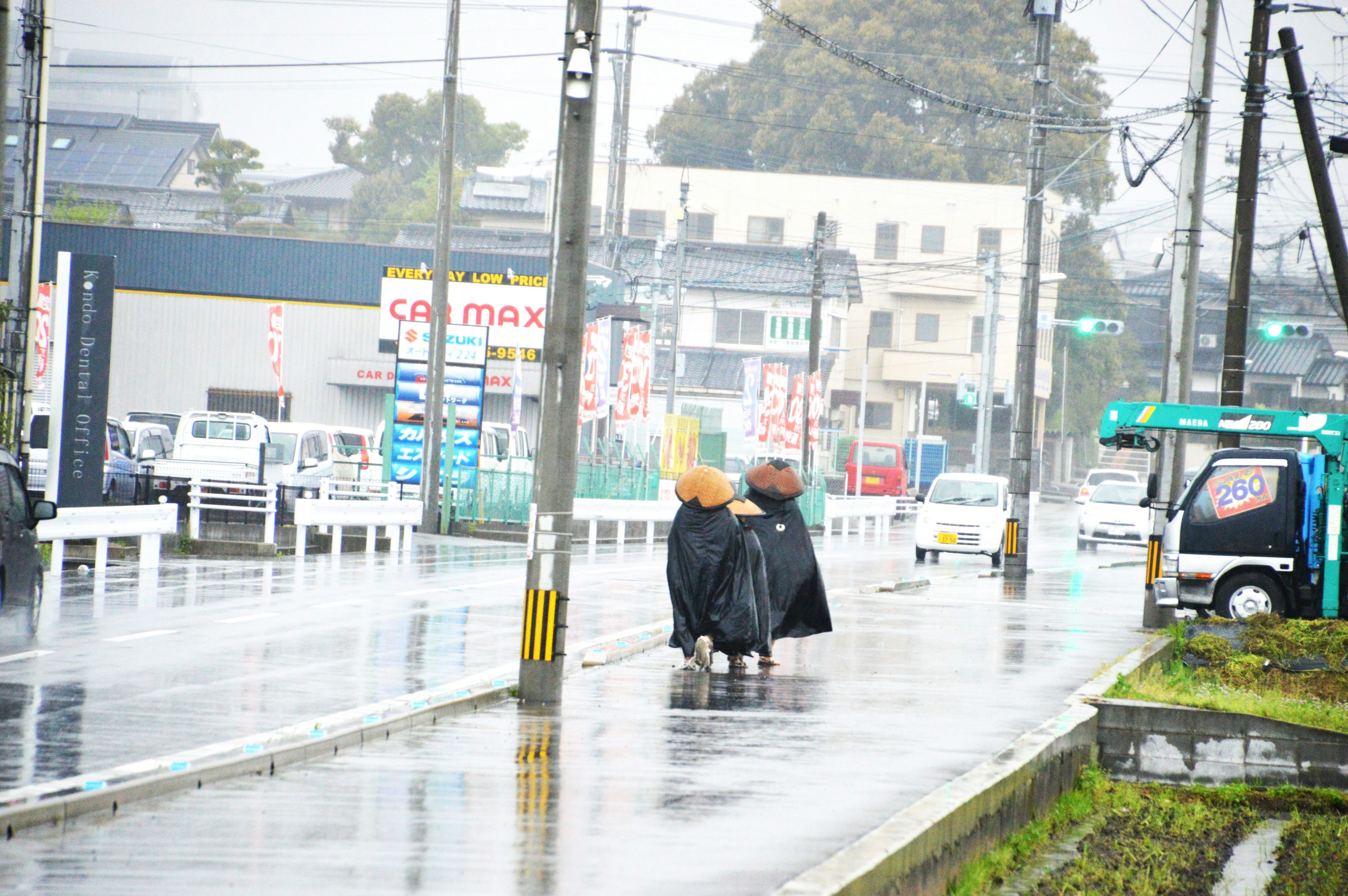 Zwei Personen gehen im Regen mit einer Stadtlandschaft im Hintergrund