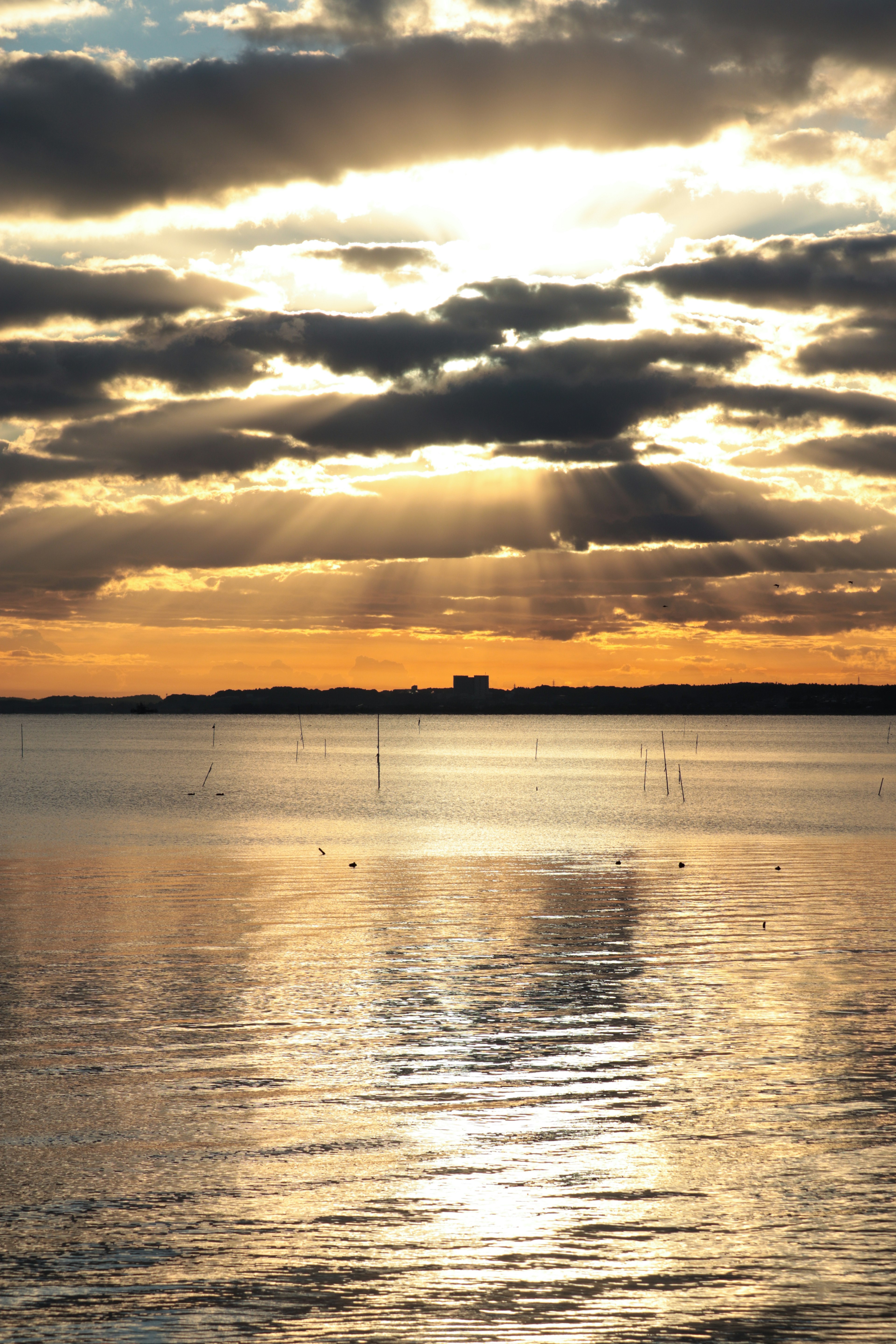 Paysage de lac magnifique avec le coucher de soleil illuminant les nuages