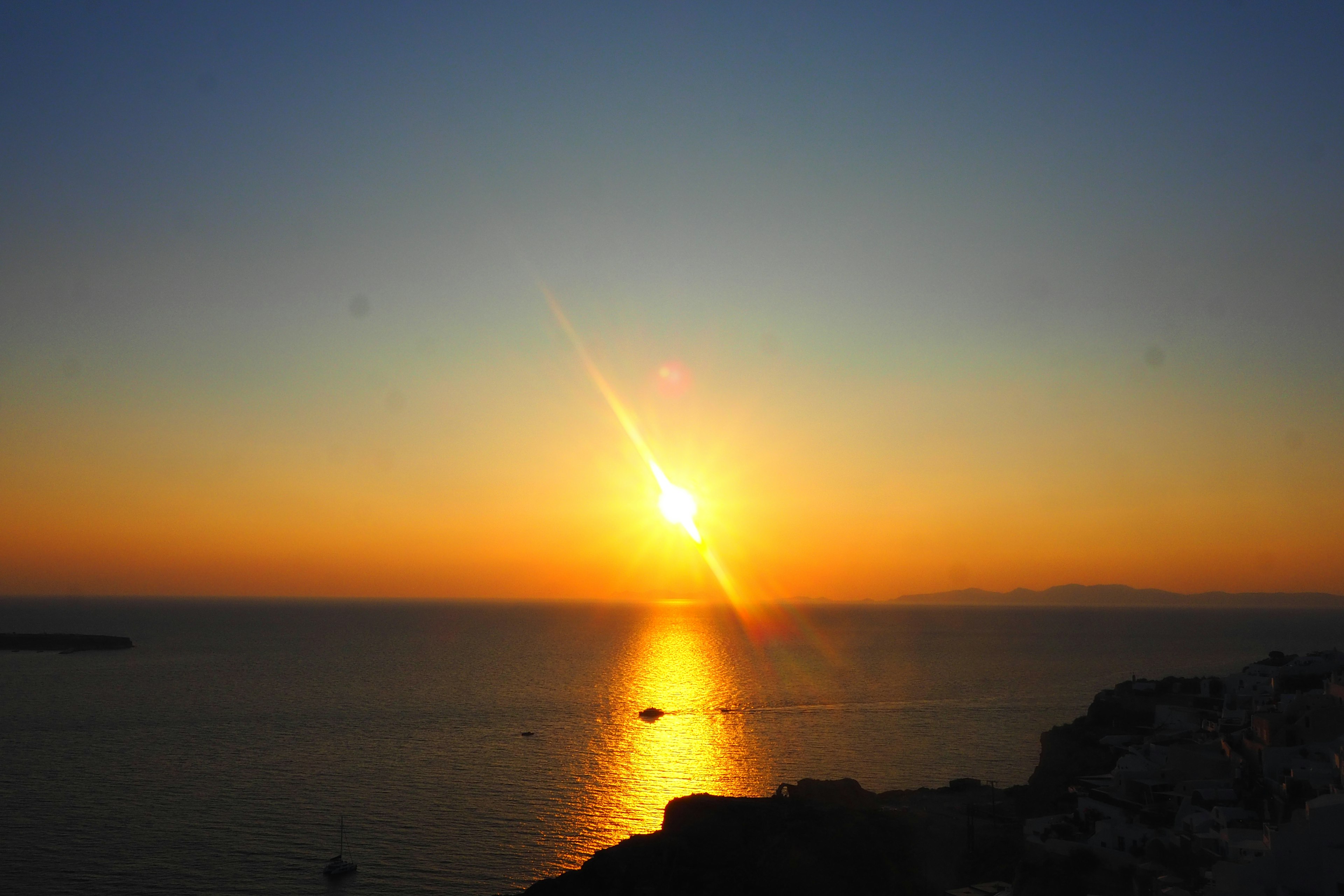 Tramonto sull'oceano con cielo arancione