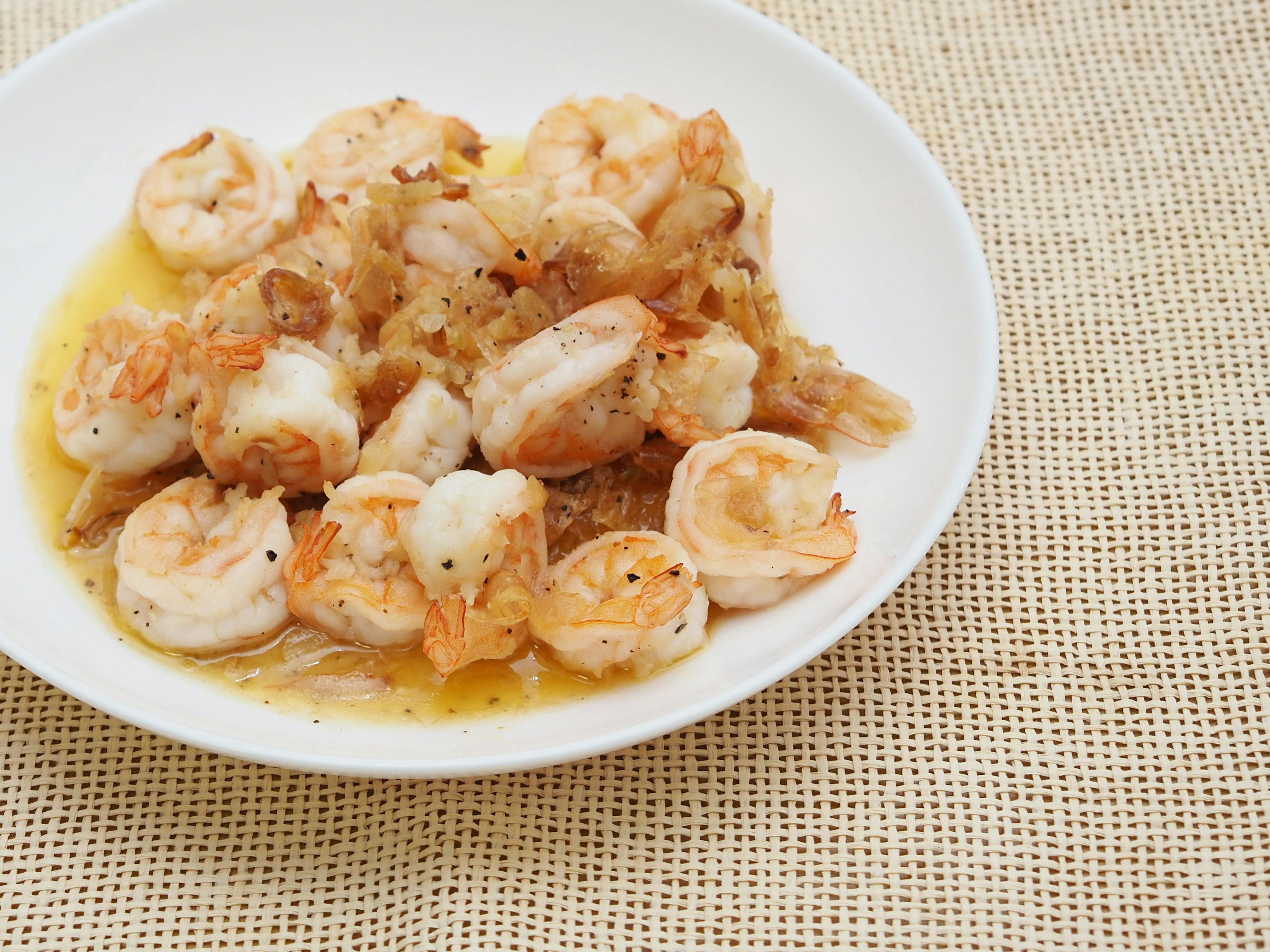 Hidangan udang disajikan di piring putih dengan saus yang gurih