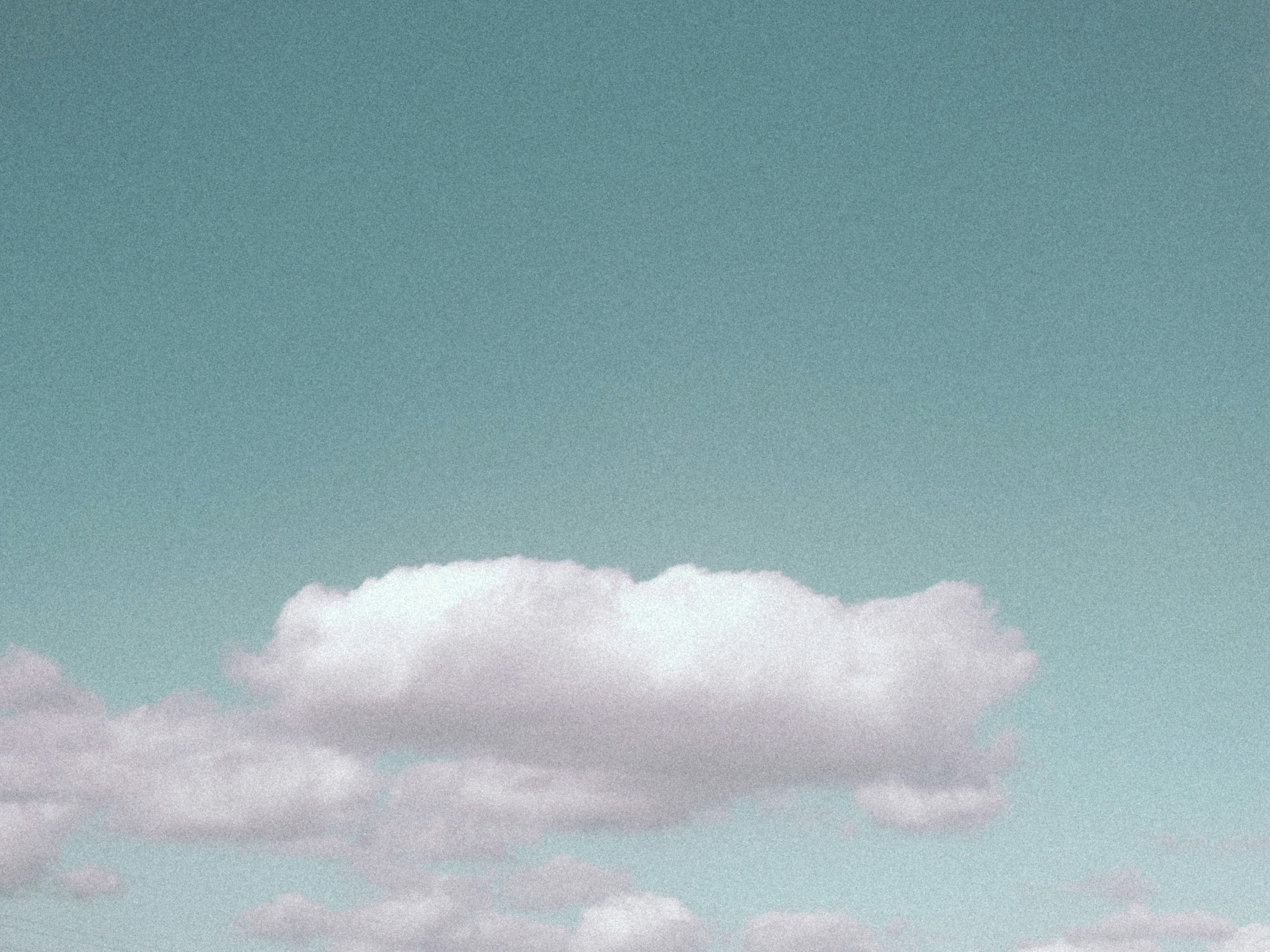 Un ciel bleu serein avec des nuages blancs duveteux