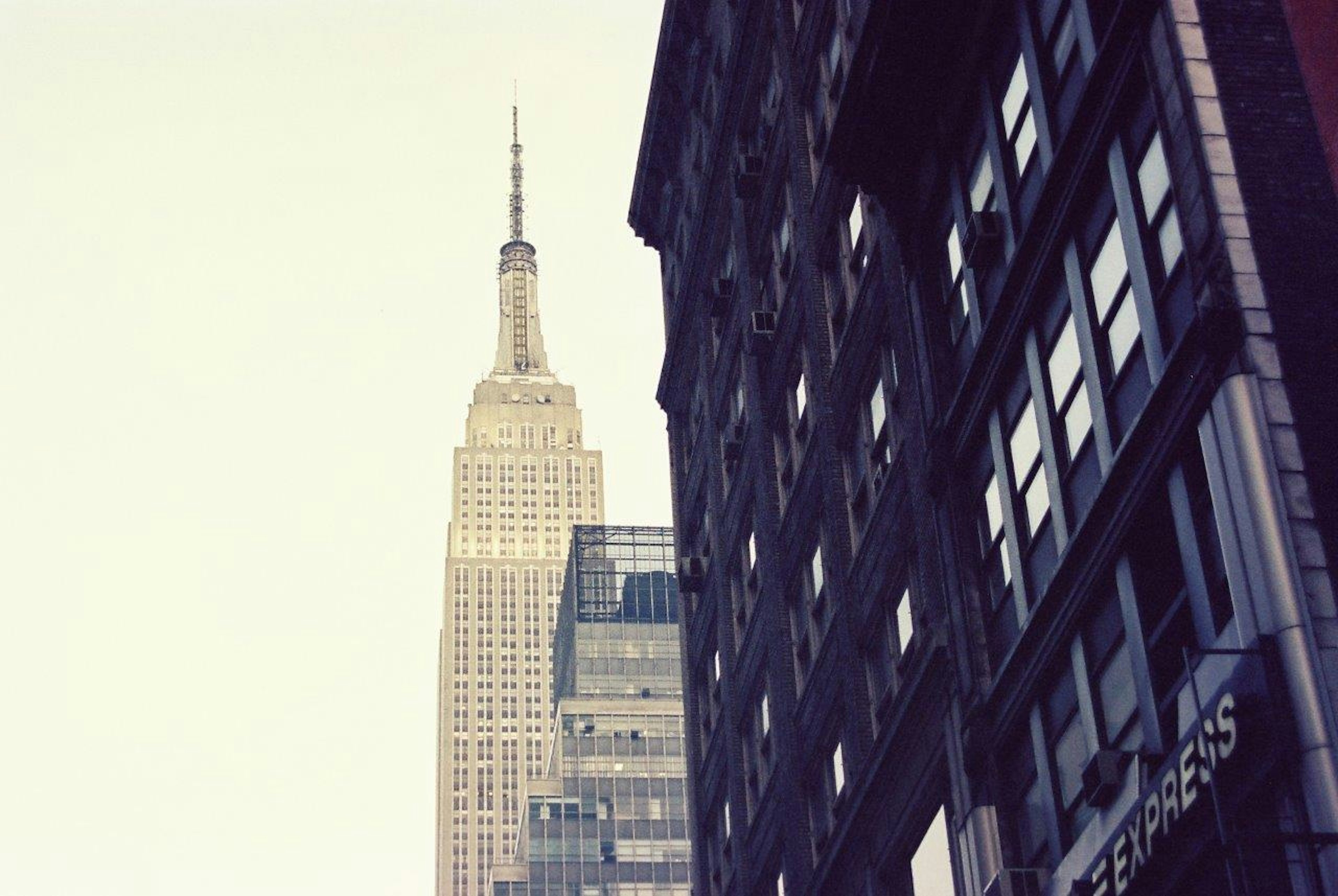 Vue de l'Empire State Building dans un cadre urbain