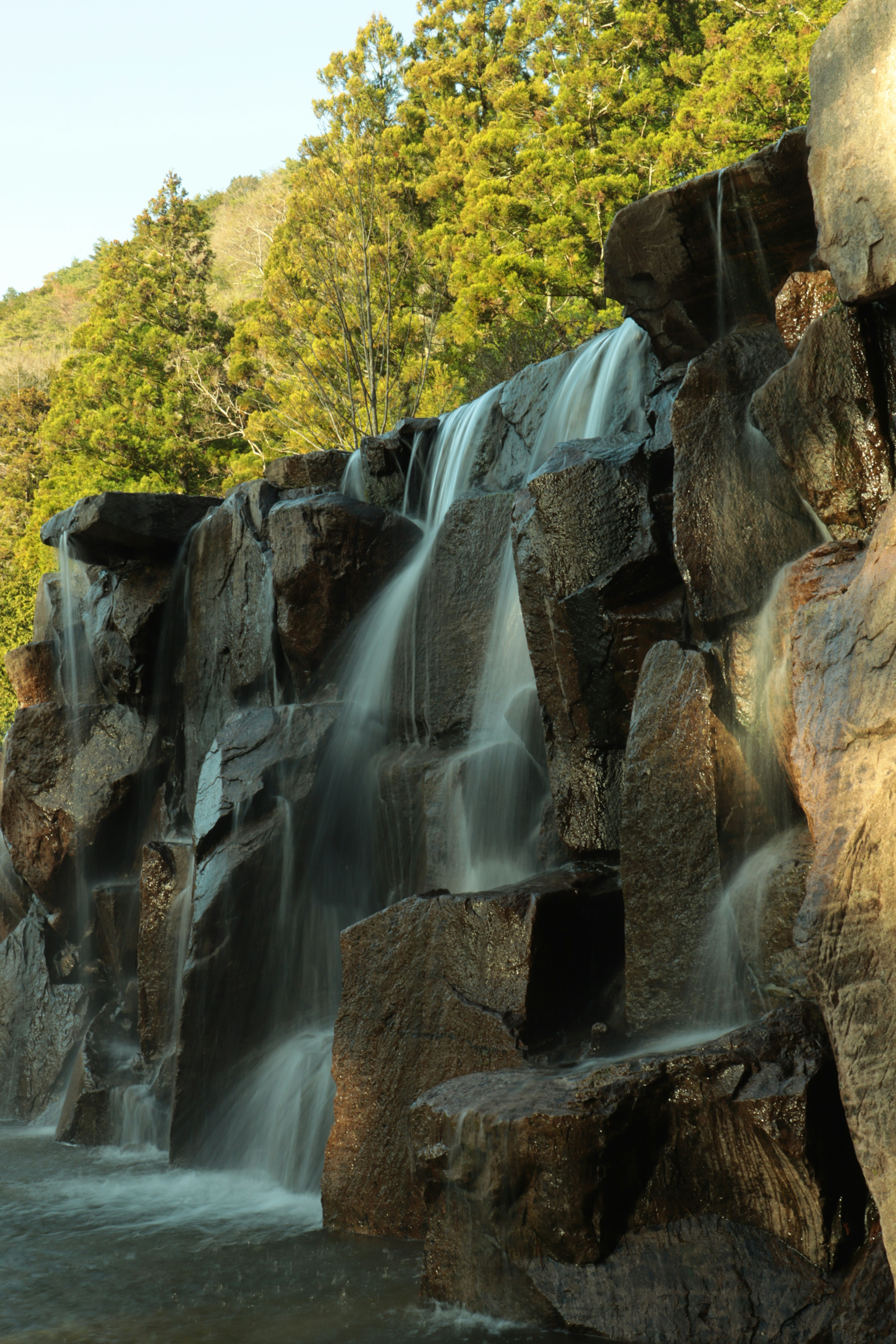 Bellissimo paesaggio con una cascata che scorre su rocce