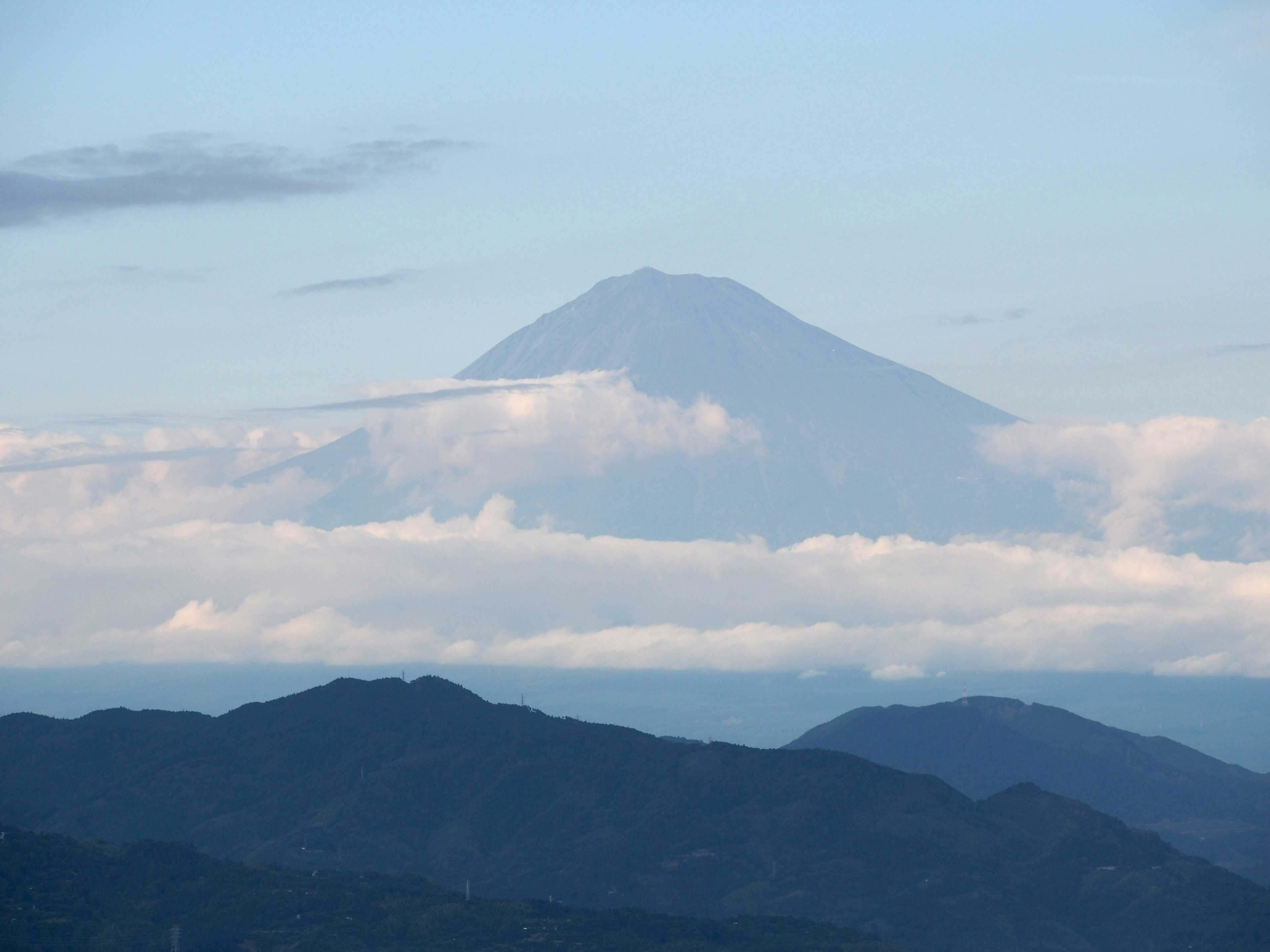 Vue panoramique du mont Fuji émergeant des nuages