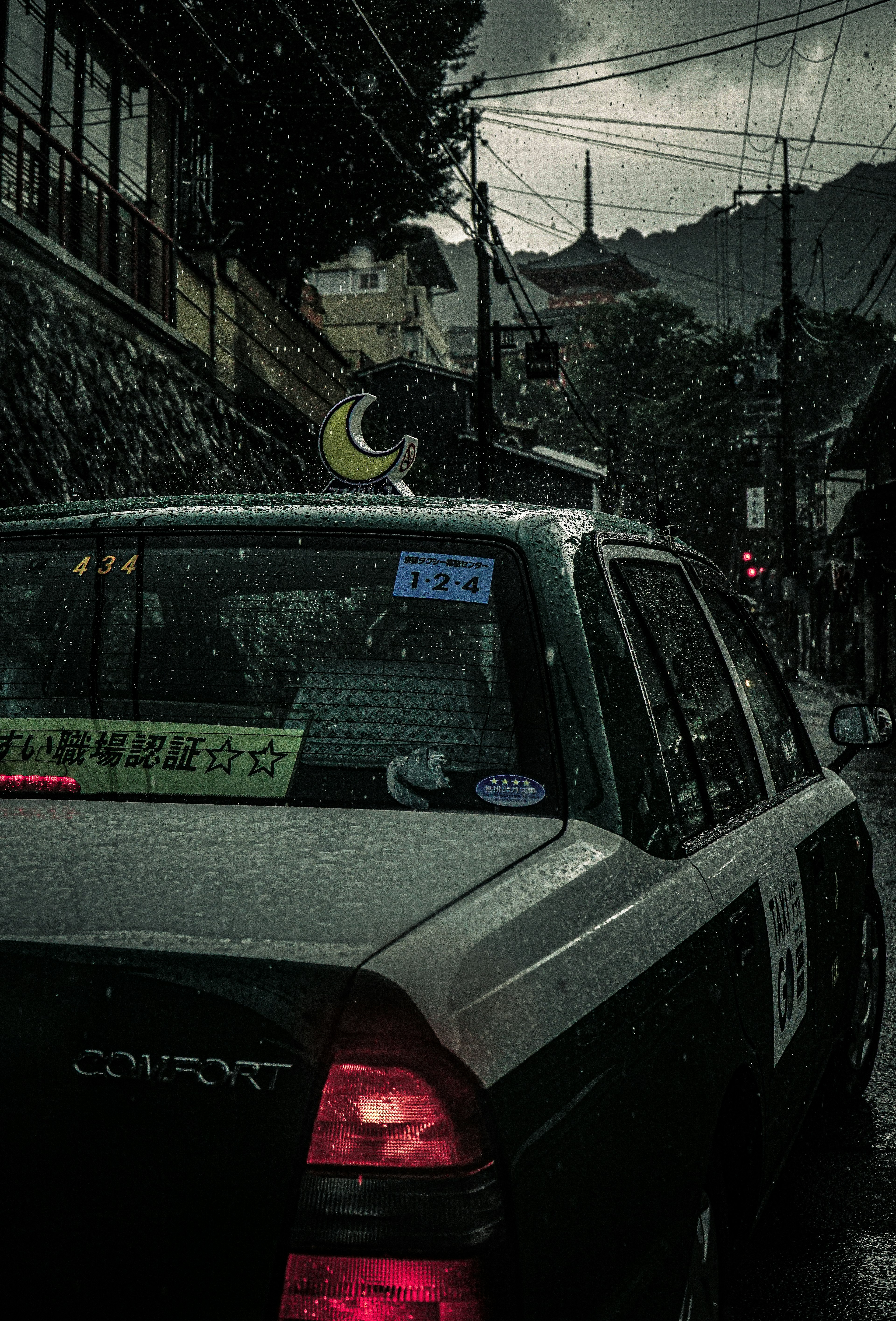 雨中的出租车后视图与山景