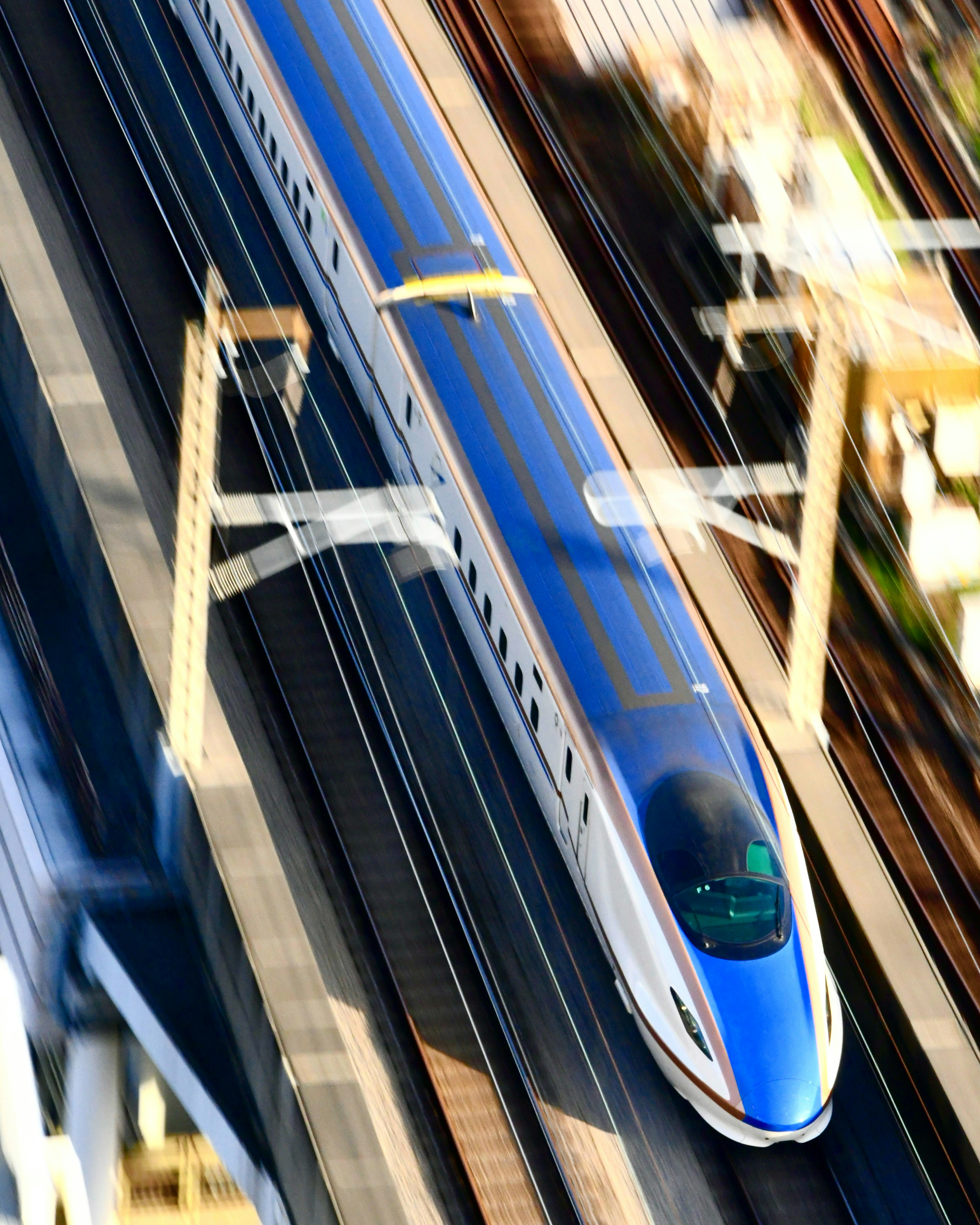 Train Shinkansen bleu circulant à grande vitesse