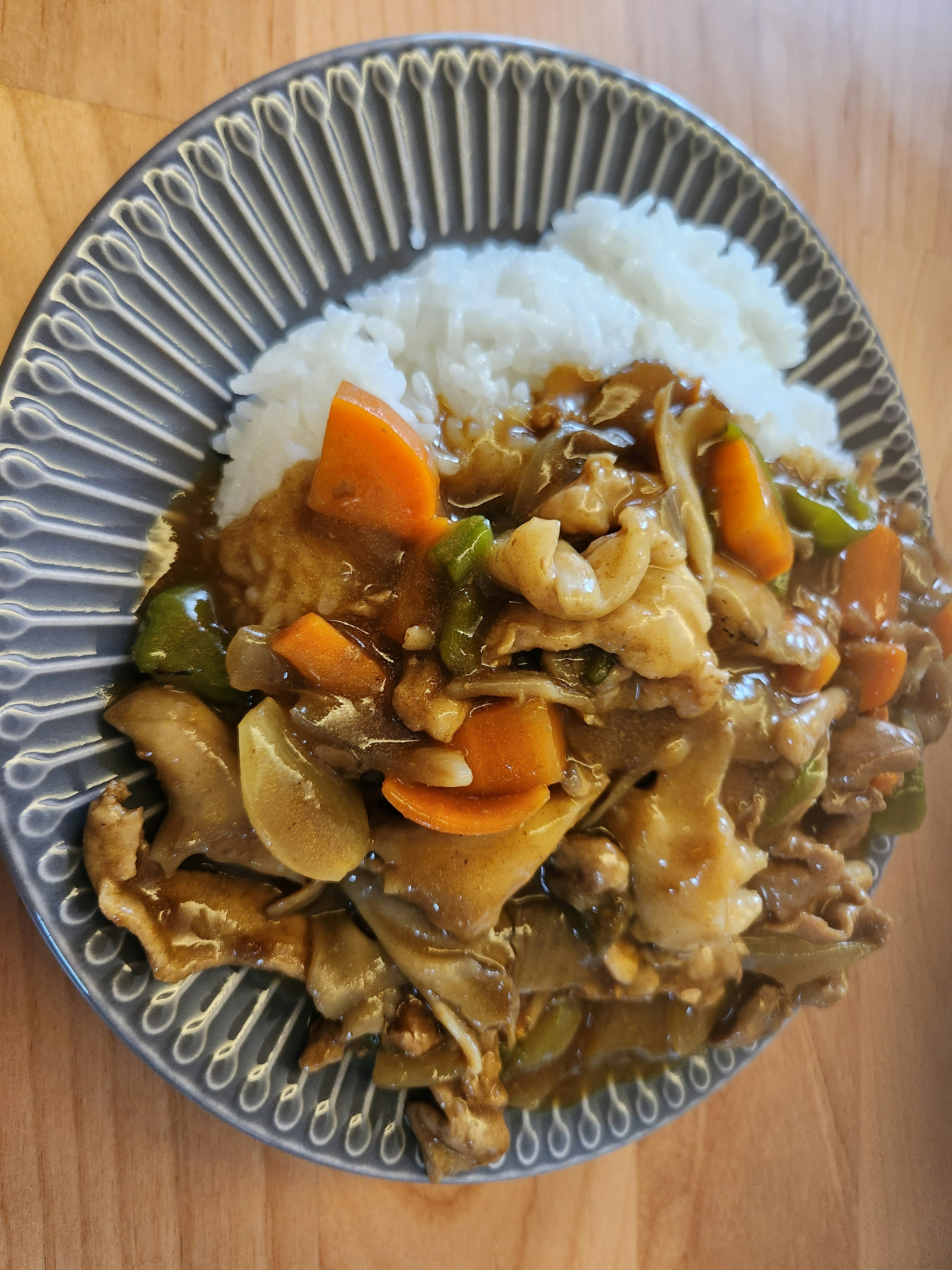 白ご飯と野菜の炒め物が盛られたプレート