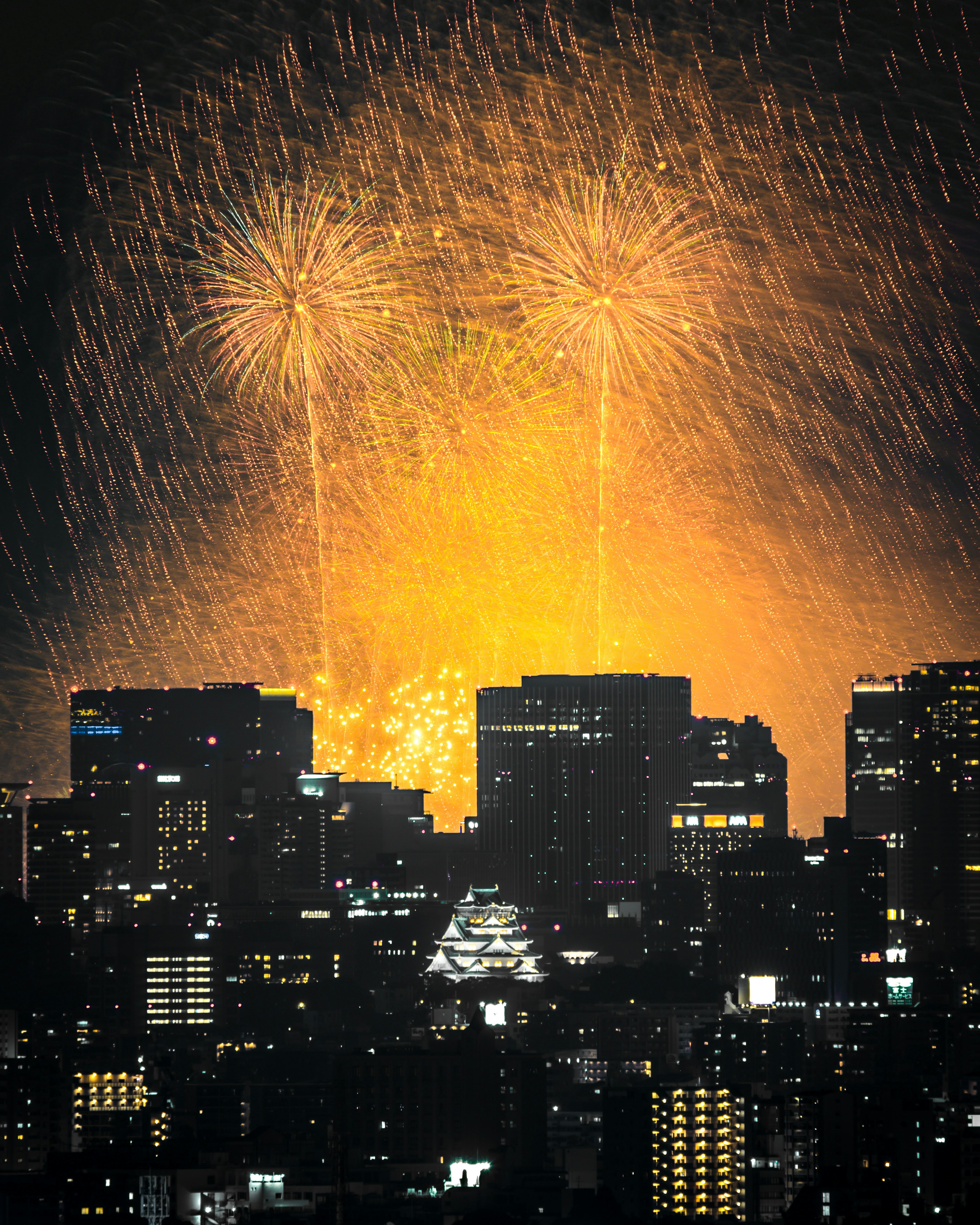 夜空に輝く花火と都市の夜景