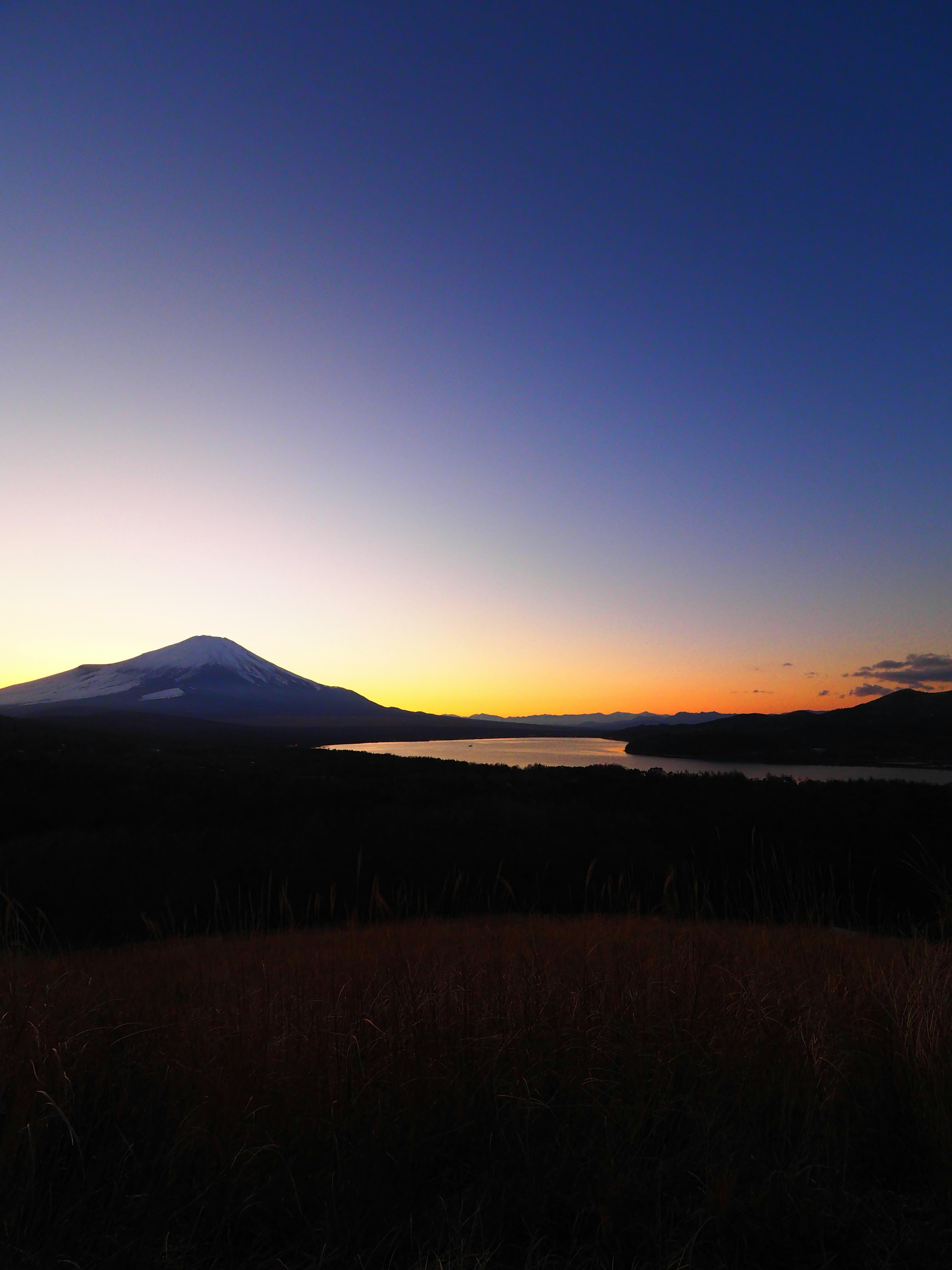 Vista panoramica del monte Fuji al tramonto con lago tranquillo