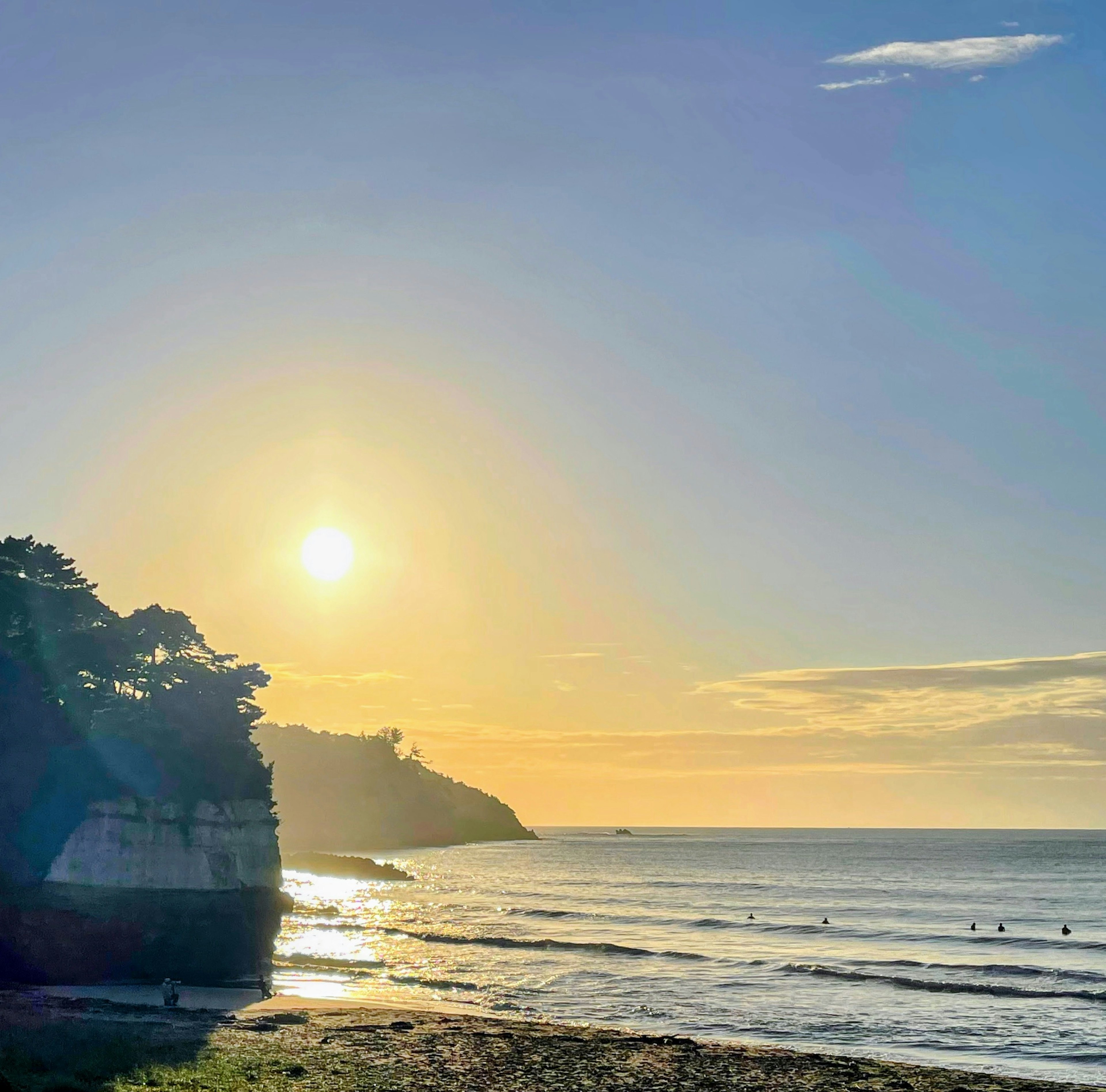 Pemandangan pantai yang indah dengan matahari terbenam di atas lautan