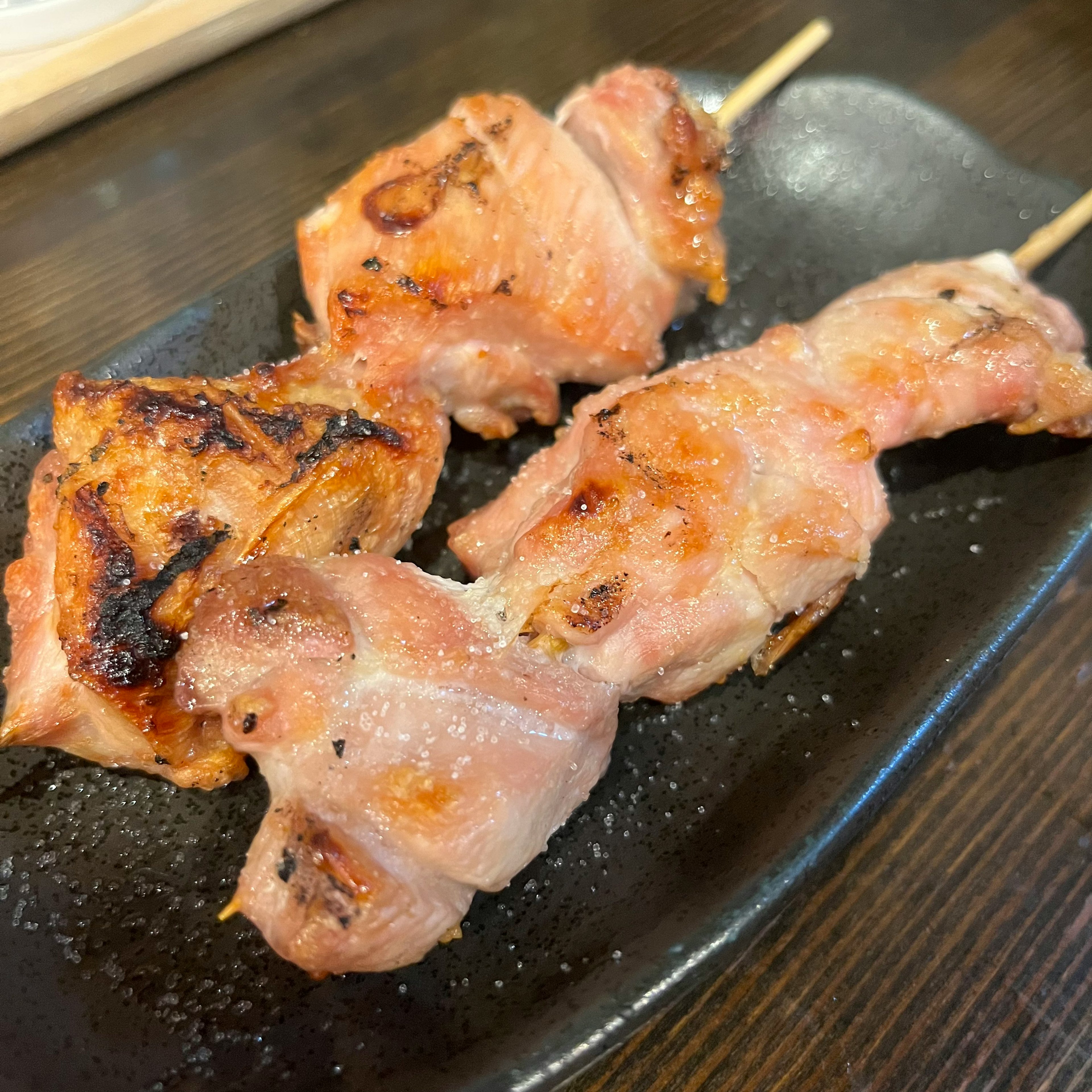 焼き鳥の串焼きがプレートに盛られています