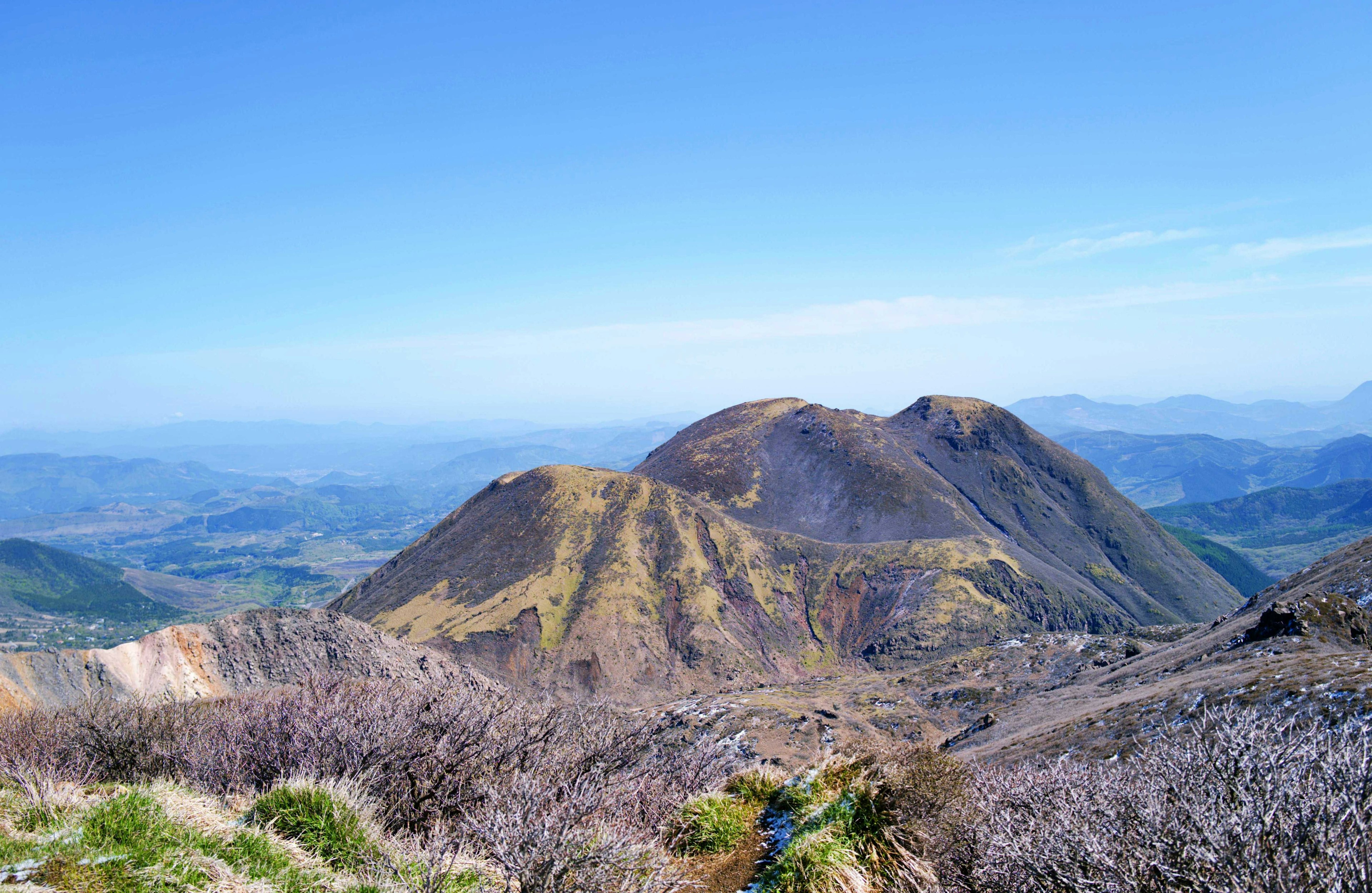 Pemandangan pegunungan yang indah di bawah langit biru yang jernih